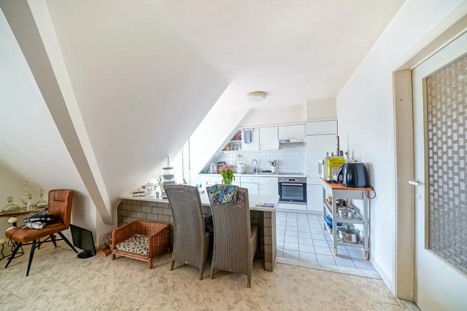 Opbrengstwoning met 2 verhuurde appartementen, tuin en 2 garages in Stene foto 15