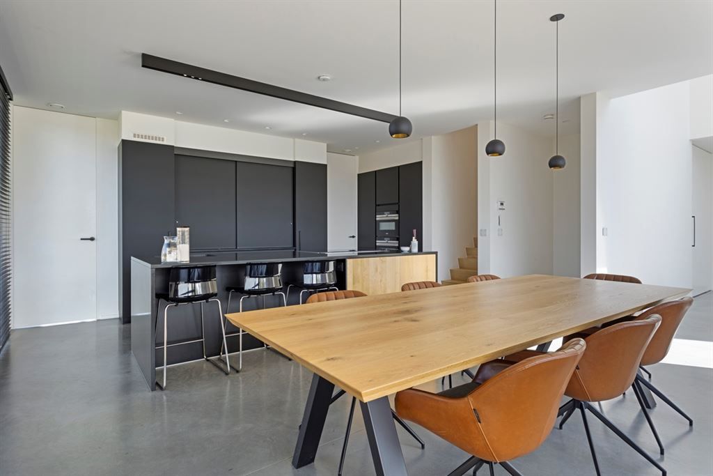 Hypermoderne villa op een echte toplocatie foto 12