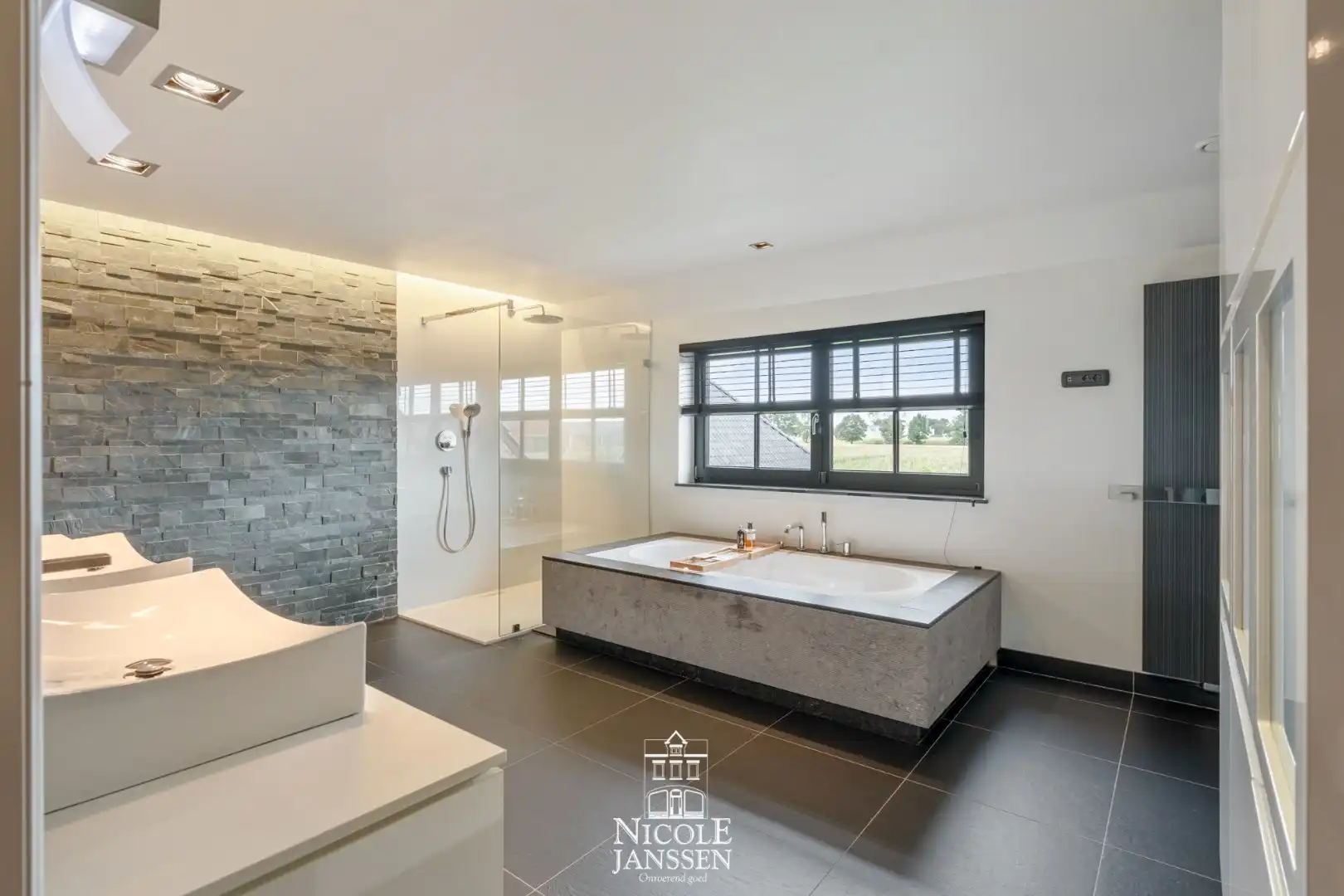 Luxueus afgewerkt landhuis met vier slaapkamers en gezellige tuin  foto 18