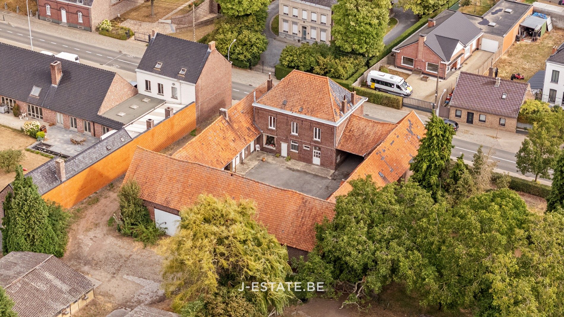 Authentieke vierkantshoeve met binnenplaats, bijgebouwen en prachtig uitzicht foto 22