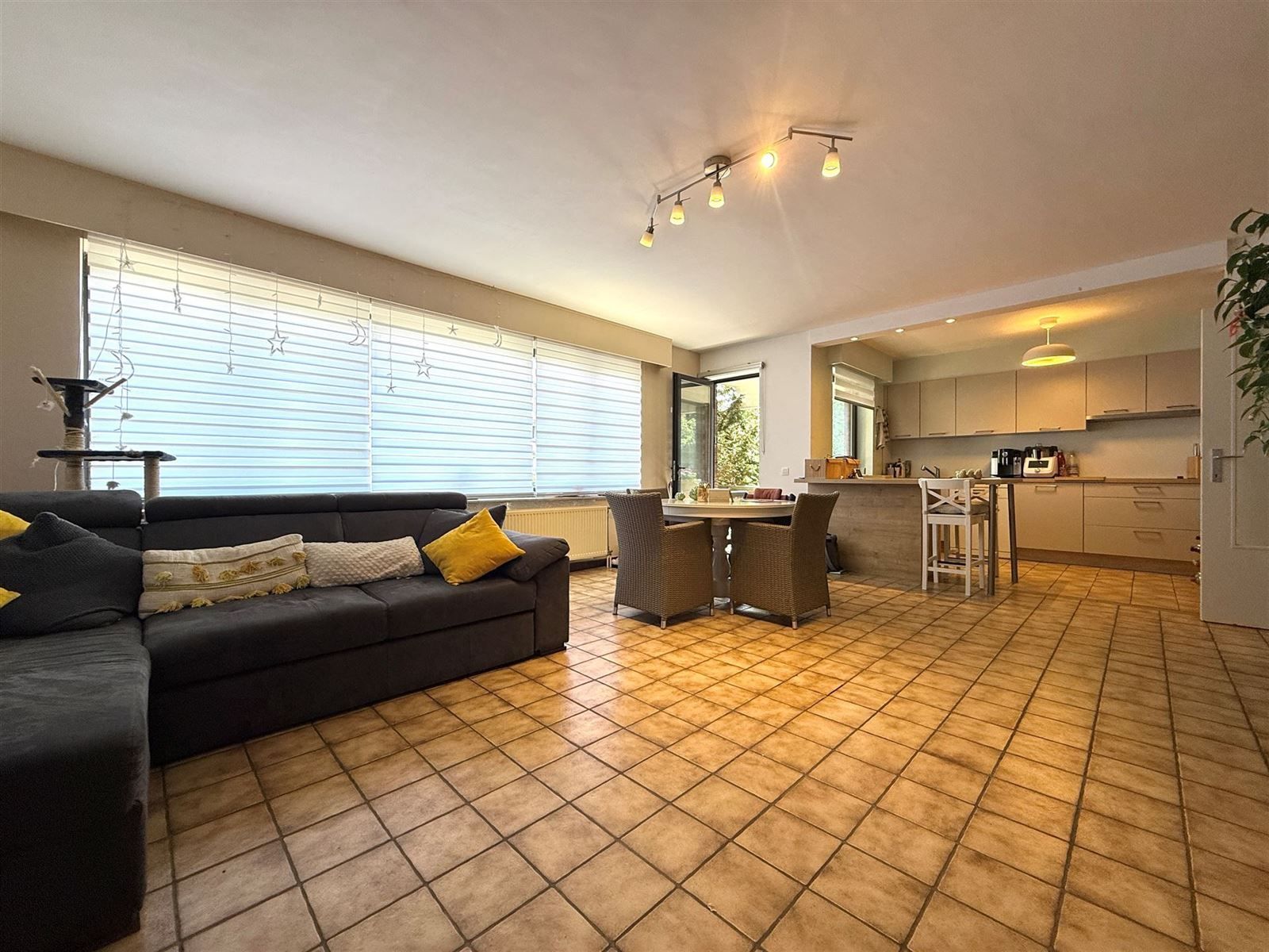 Gelijkvloersappartement met 2 slaapkamers, terras en garagebox foto 3