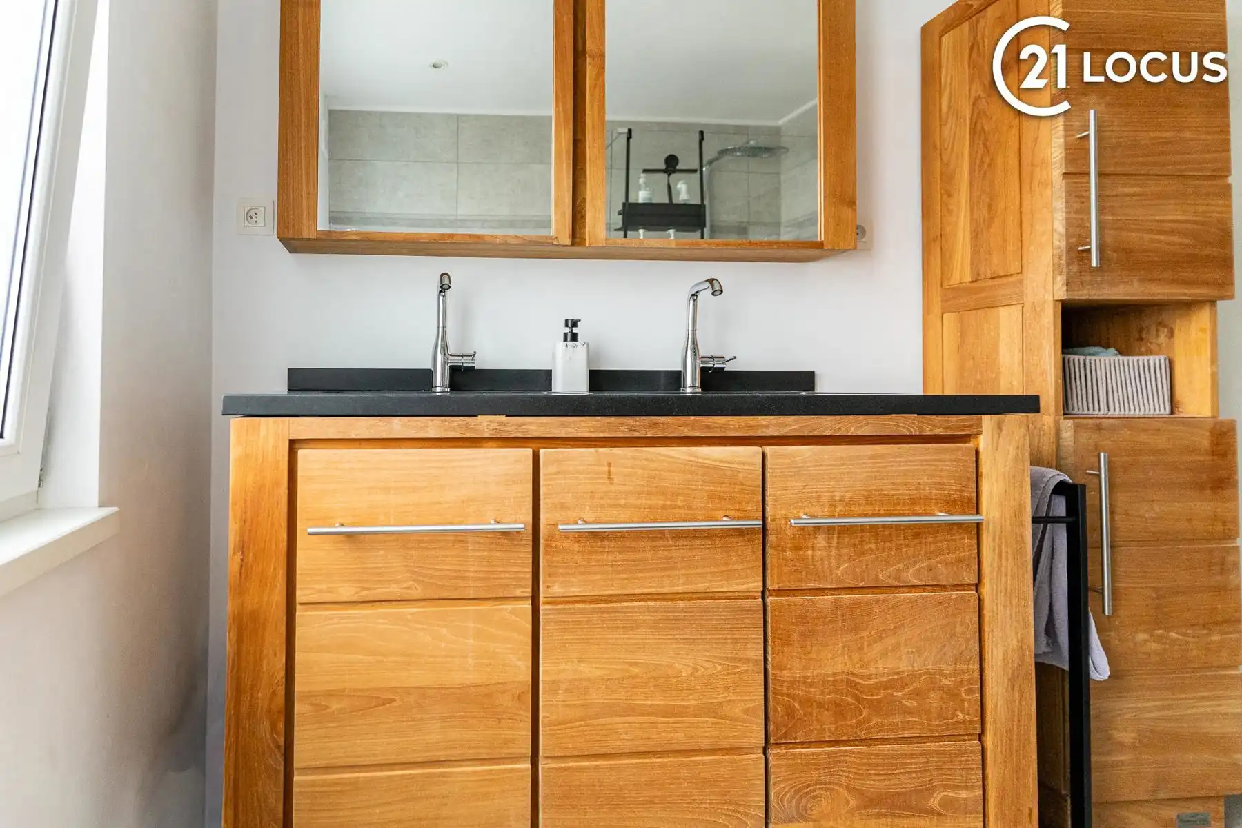 Lichtrijke woning met ruime leefkeuken en garage foto 17