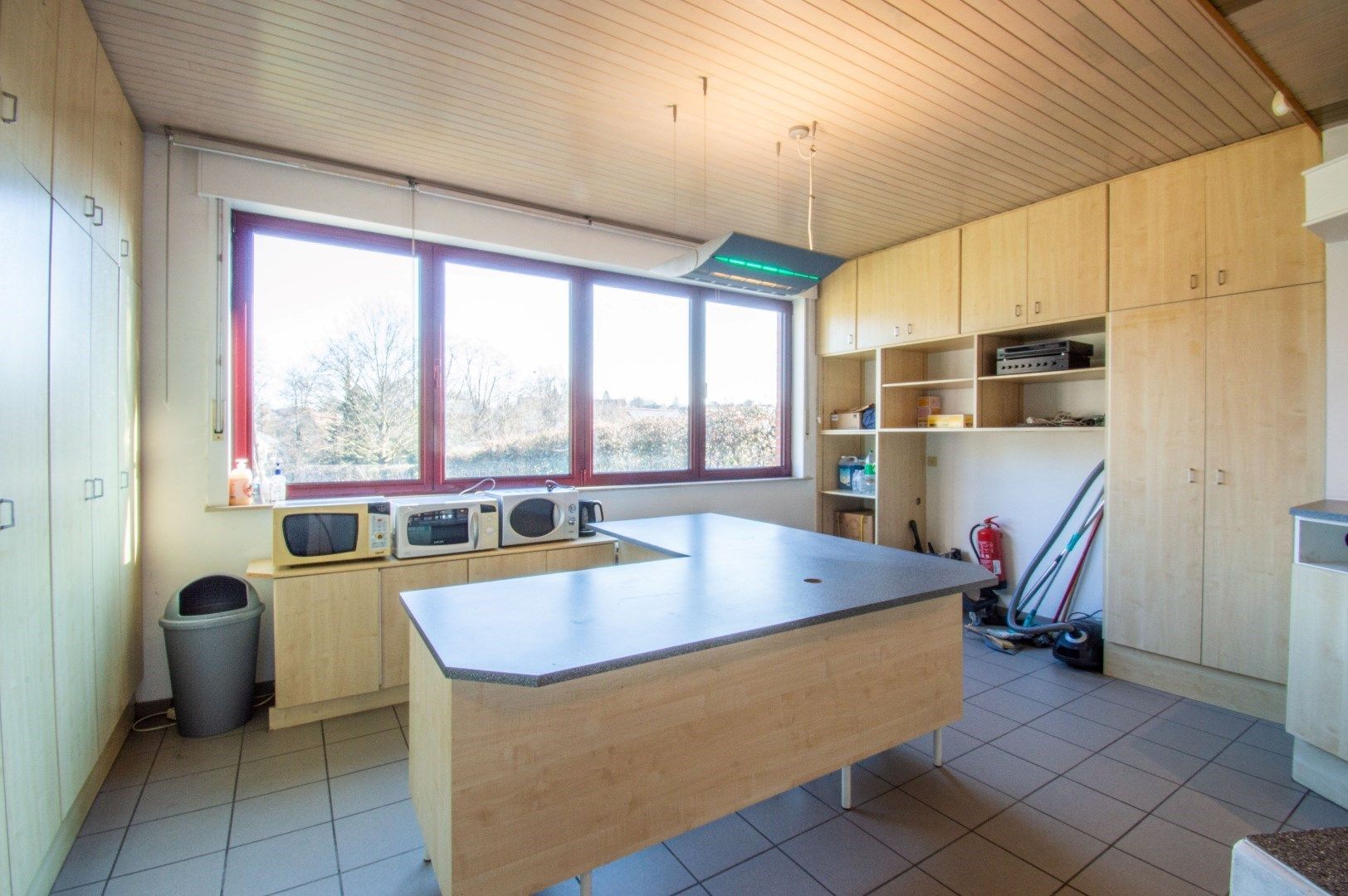Zéér ruim (475m²) handelspand te centrum Sint-Pieters-Leeuw! foto 7