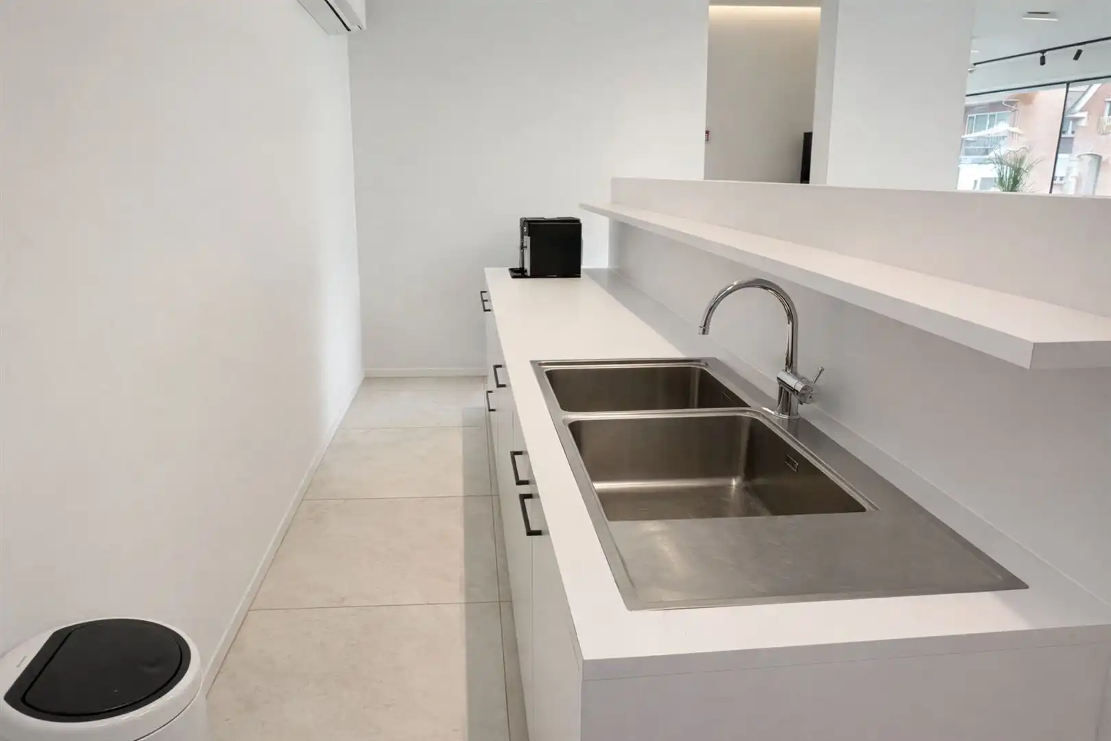 Lichtrijke & moderne handelsruimte op toplocatie in Kemzeke foto 10