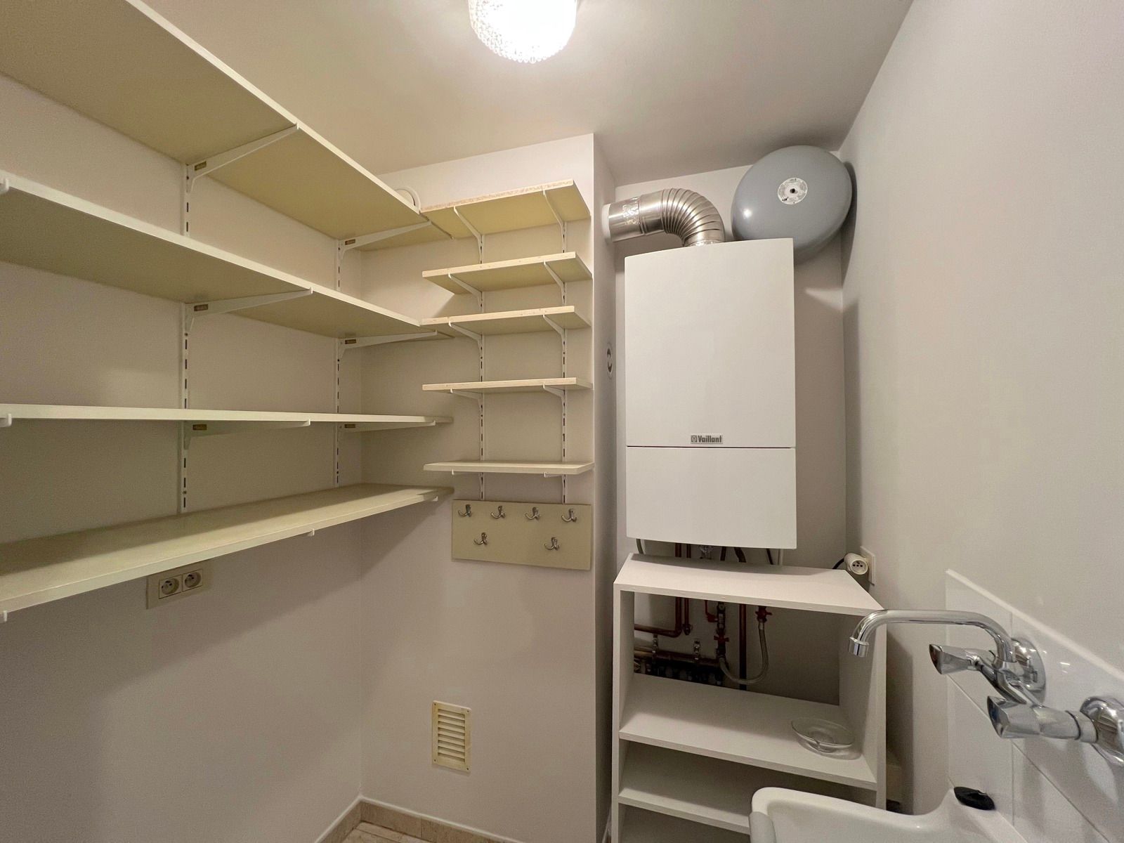 Ruim appartement met 2 slaapkamers, terras en garage foto 21