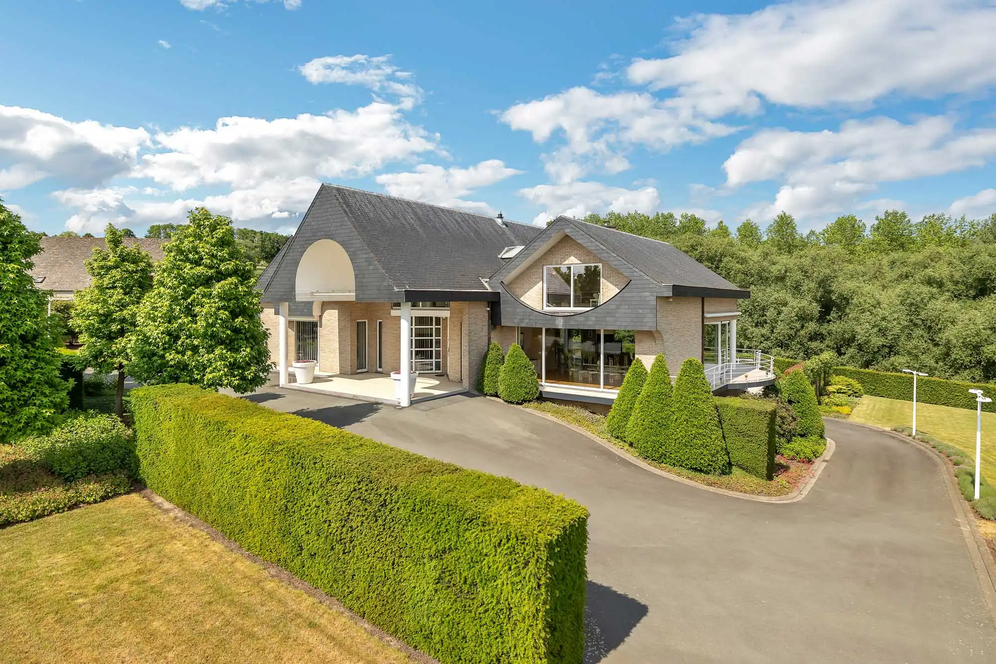 Unieke villa met zwembad, op riant perceel van 53 a 28 ca foto {{pictureIndex}}