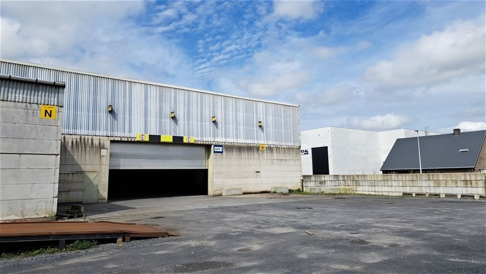 Semi-industrieel bedrijfsgebouw met laad-en loskades en rolbruggen foto 5