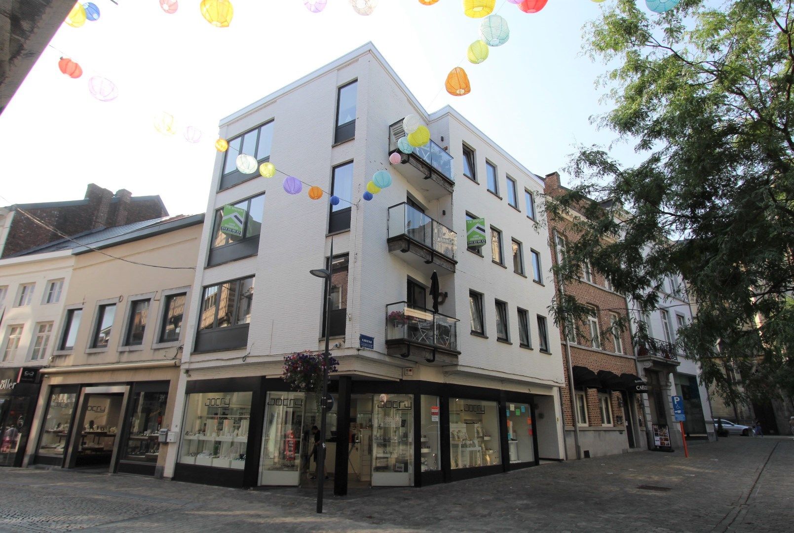 RUIM APPARTEMENT - PRACHTIG GELEGEN IN HET STADSCENTRUM foto {{pictureIndex}}