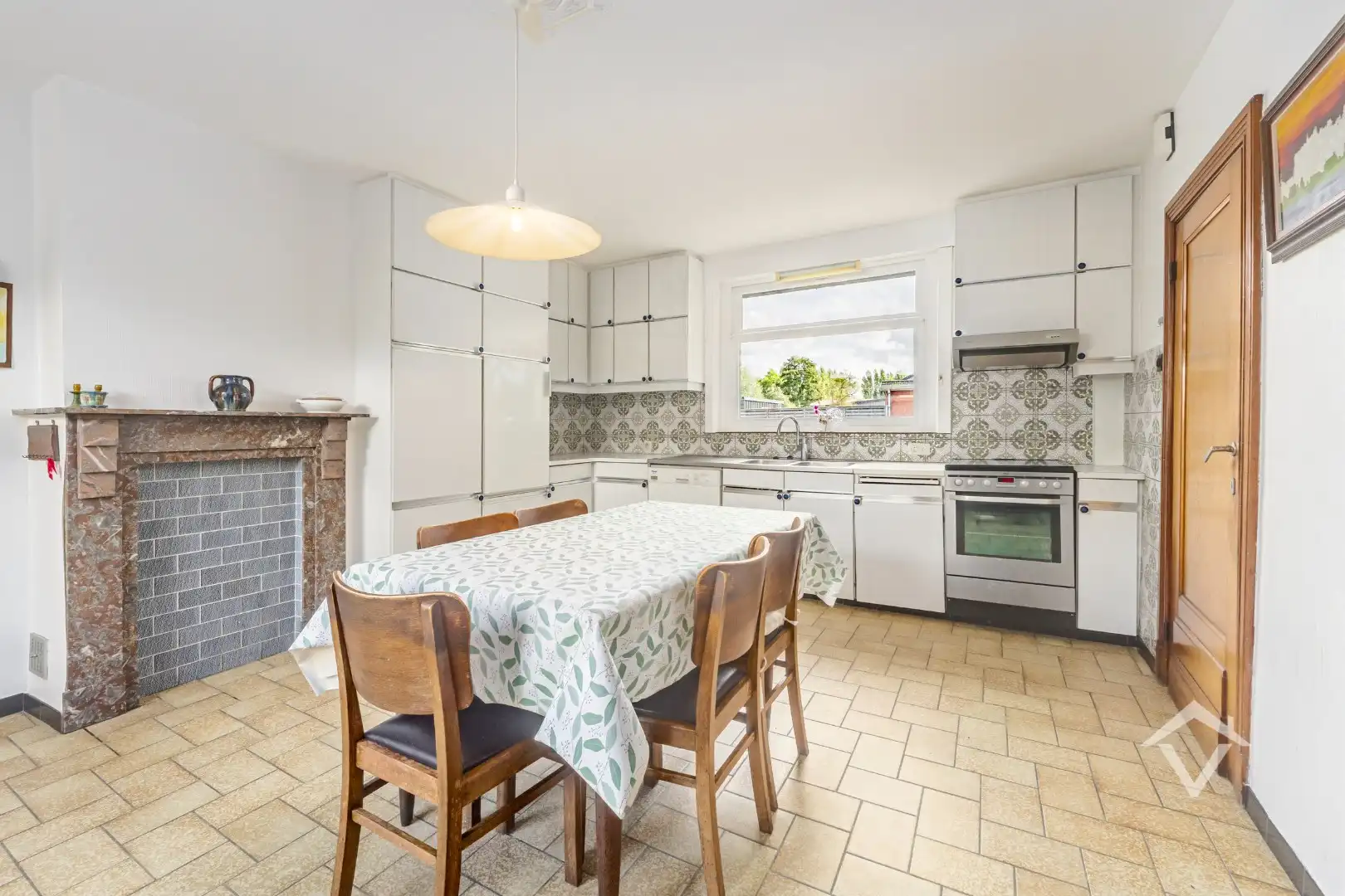 Ruime woning met bijgebouwen in Gistel: 5 Slaapkamers, 368m² Woonoppervlakte op een perceel van 1801m² foto 11