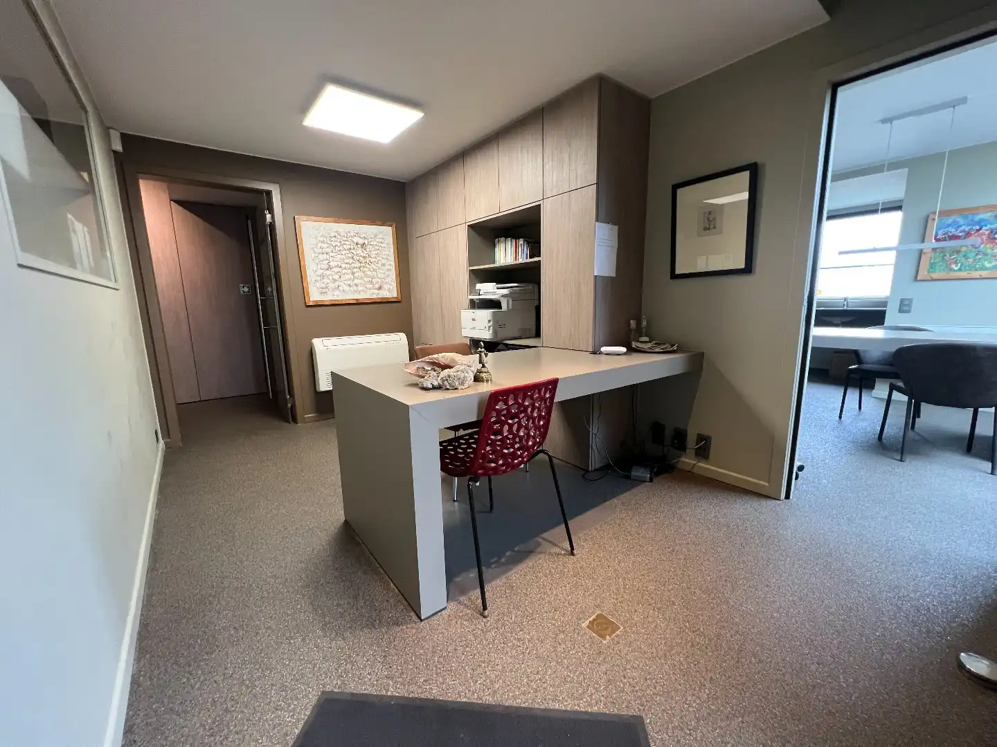 Goed gelegen dokterspraktijk met 3 kabinetten, onthaal, wachtzaal en parking foto 2