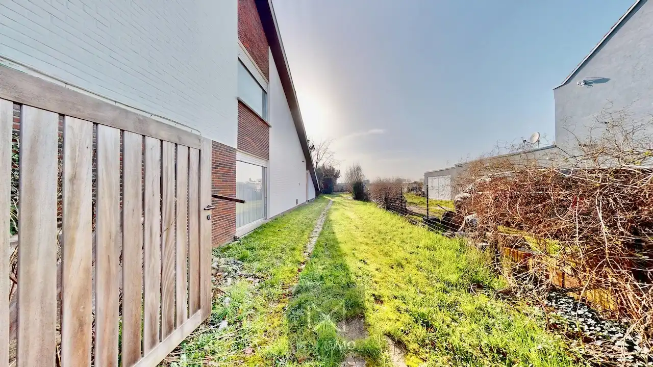 Instapklare gezinswoning met 3 slaapkamers, dubbele garage, ruim atelier en zonnige tuin in Rekkem foto 18
