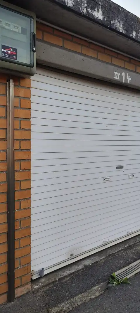 Zeer centraal gelegen afgesloten garagebox foto 2