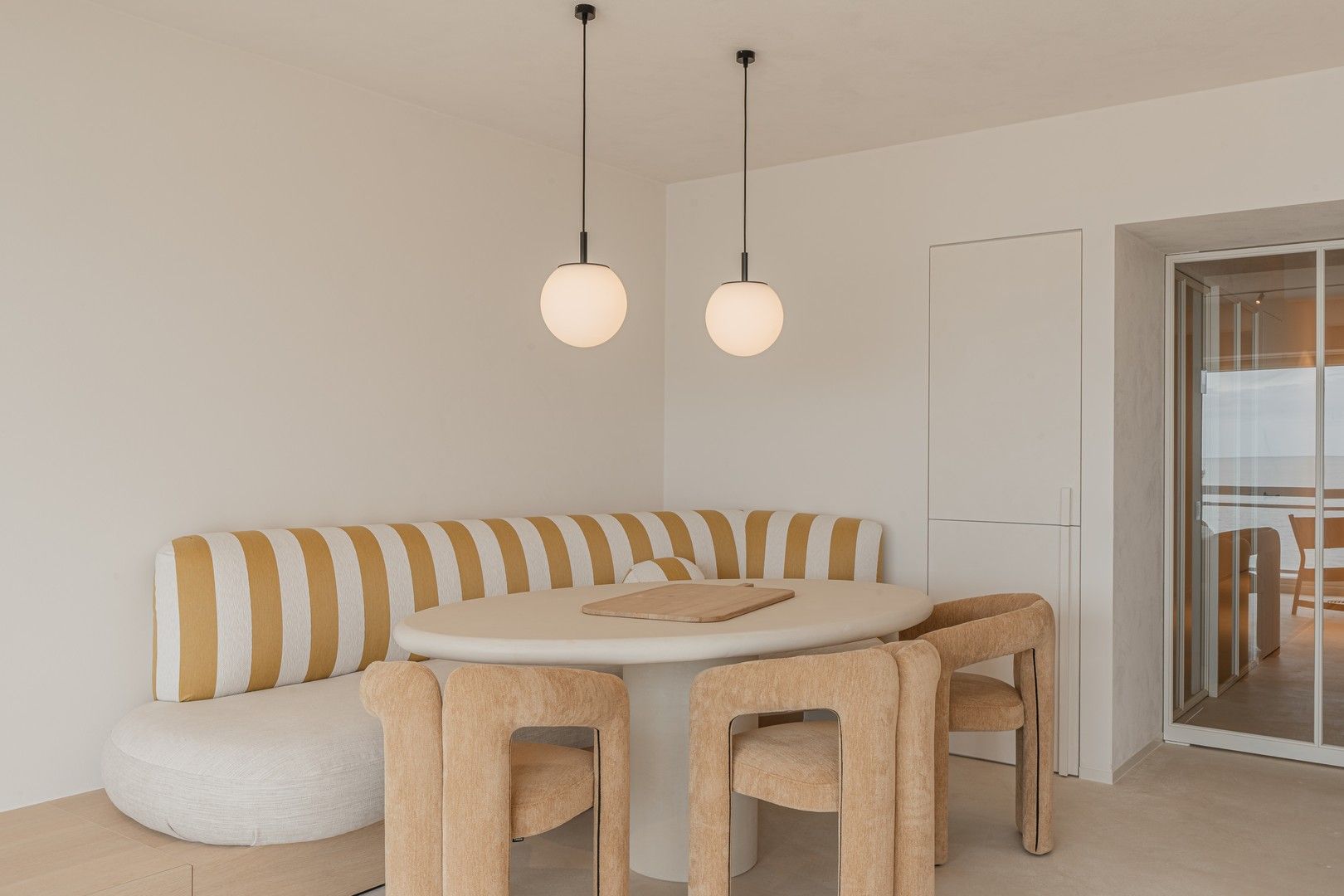 Fantastisch gerenoveerd appartement met panoramisch zeezicht. foto 4