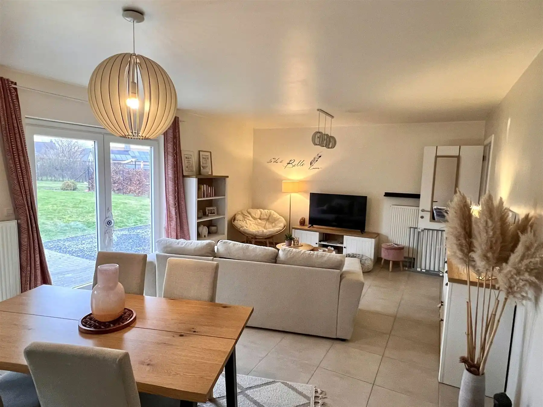 Moderne gelijkvloerse villa met tuin foto 2