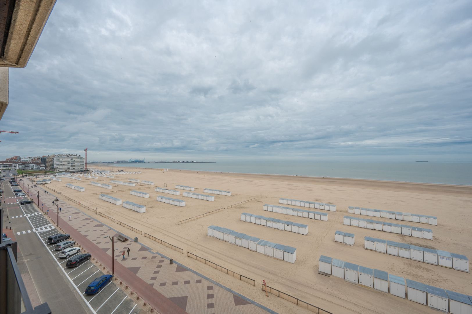 Ruim appartement met frontaal zeezicht op het Alberstrand foto 5