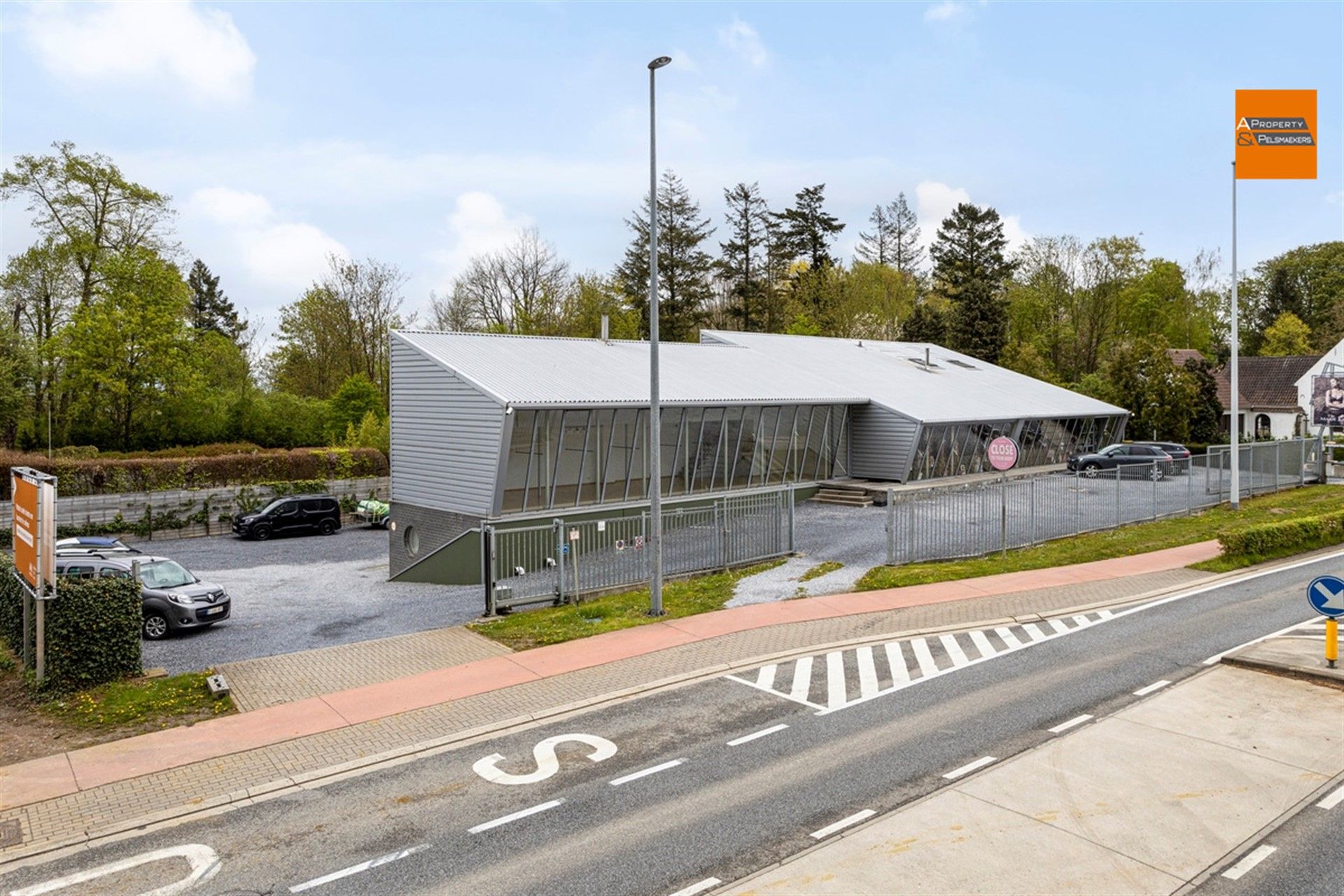 Commercieel gebouw voor verschillende bestemmingen en deel woning foto 29