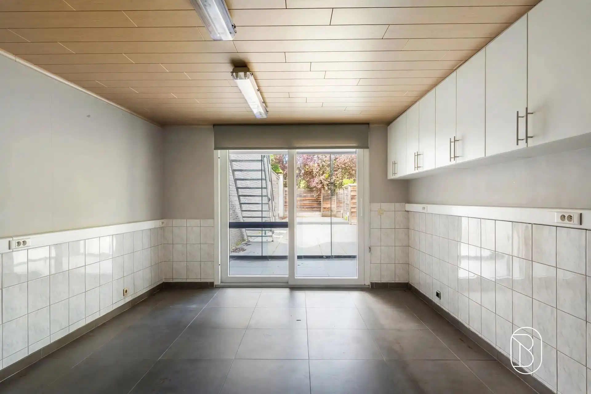 Topgelegen handelspand met kwalitatief duplex appartement foto 21