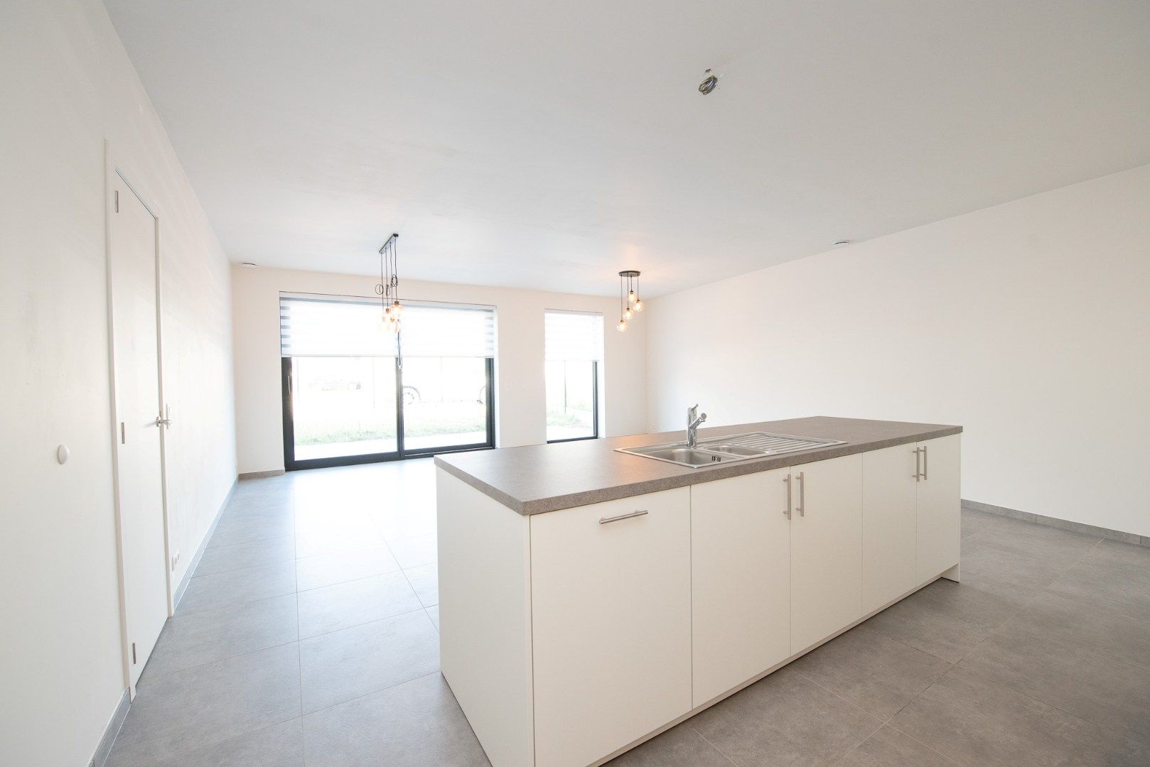 Ruim gelijkvloers nieuwbouwappartement met garage TE HUUR in Waregem! foto 4