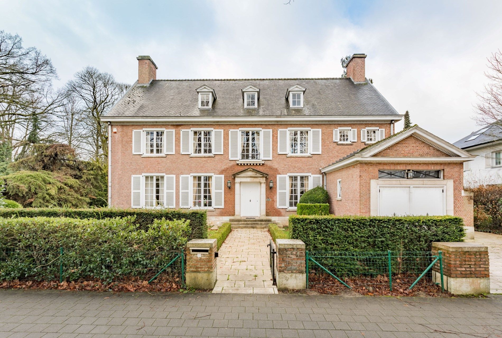 Hoofdfoto van de publicatie: Villa met bouwgronden op residentiële toplocatie!