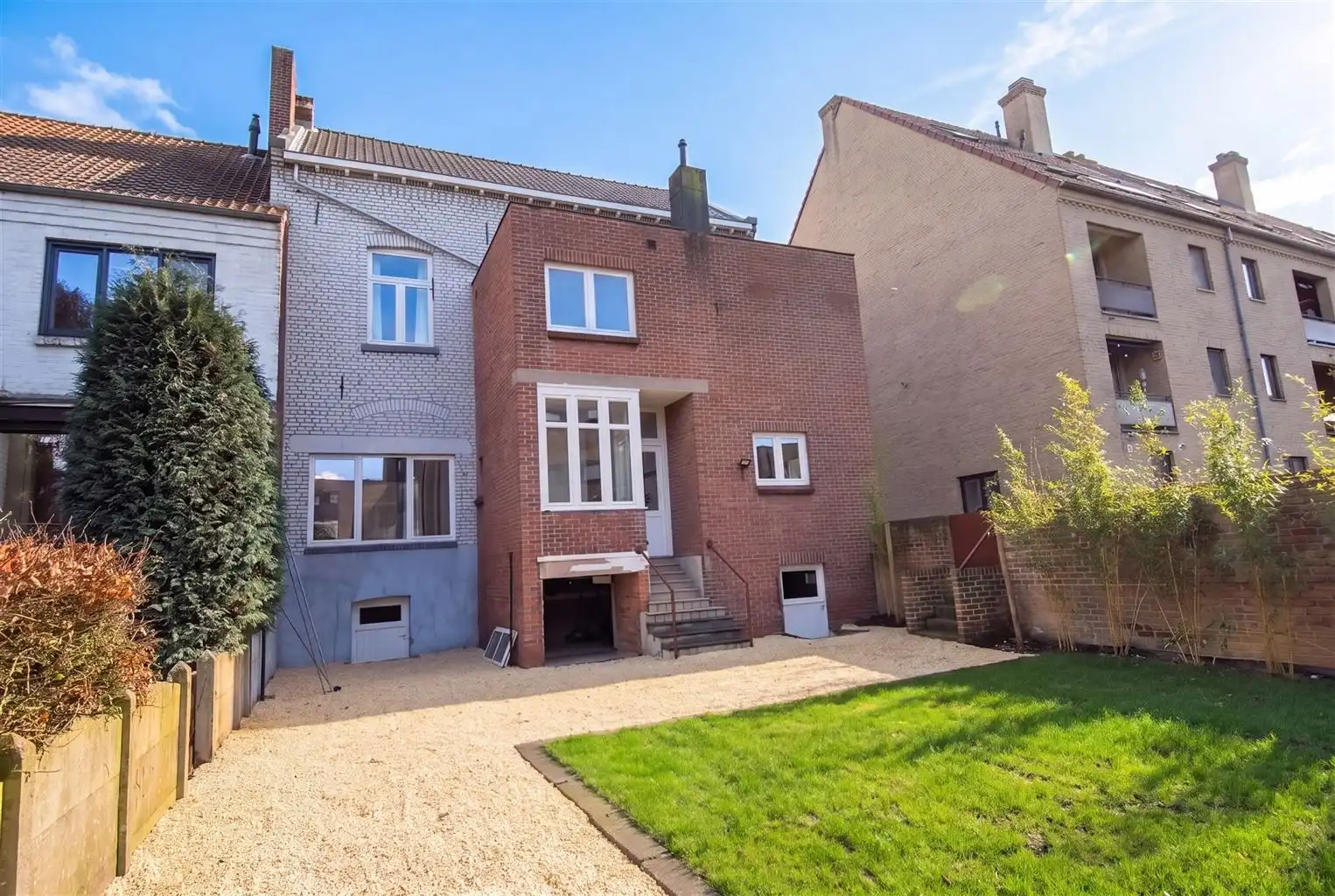 Volledig gerenoveerd, instapklaar herenhuis in eclectische stijl  met 3 slaapkamers(+dressing), mooi aangelegde tuin en autostaanplaats. foto 23