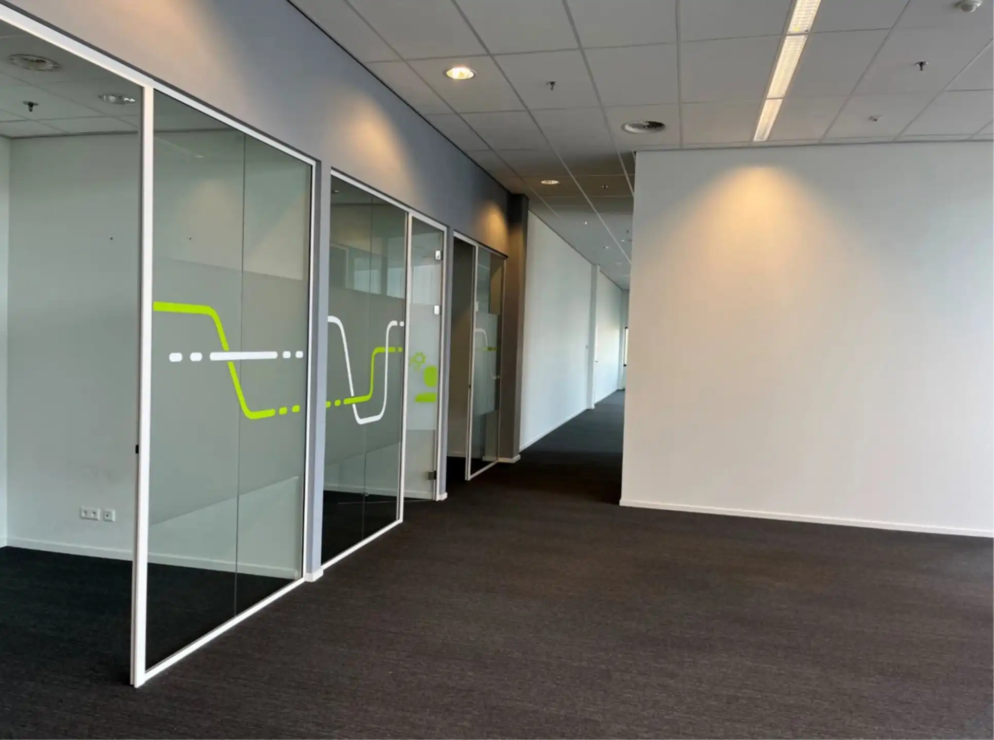 Kantoorruimte / Business Center te huur : totaal 2.200 m² uitstekend bereikbaar via de R8 en de E17 bij Kortrijk-Oost foto 4