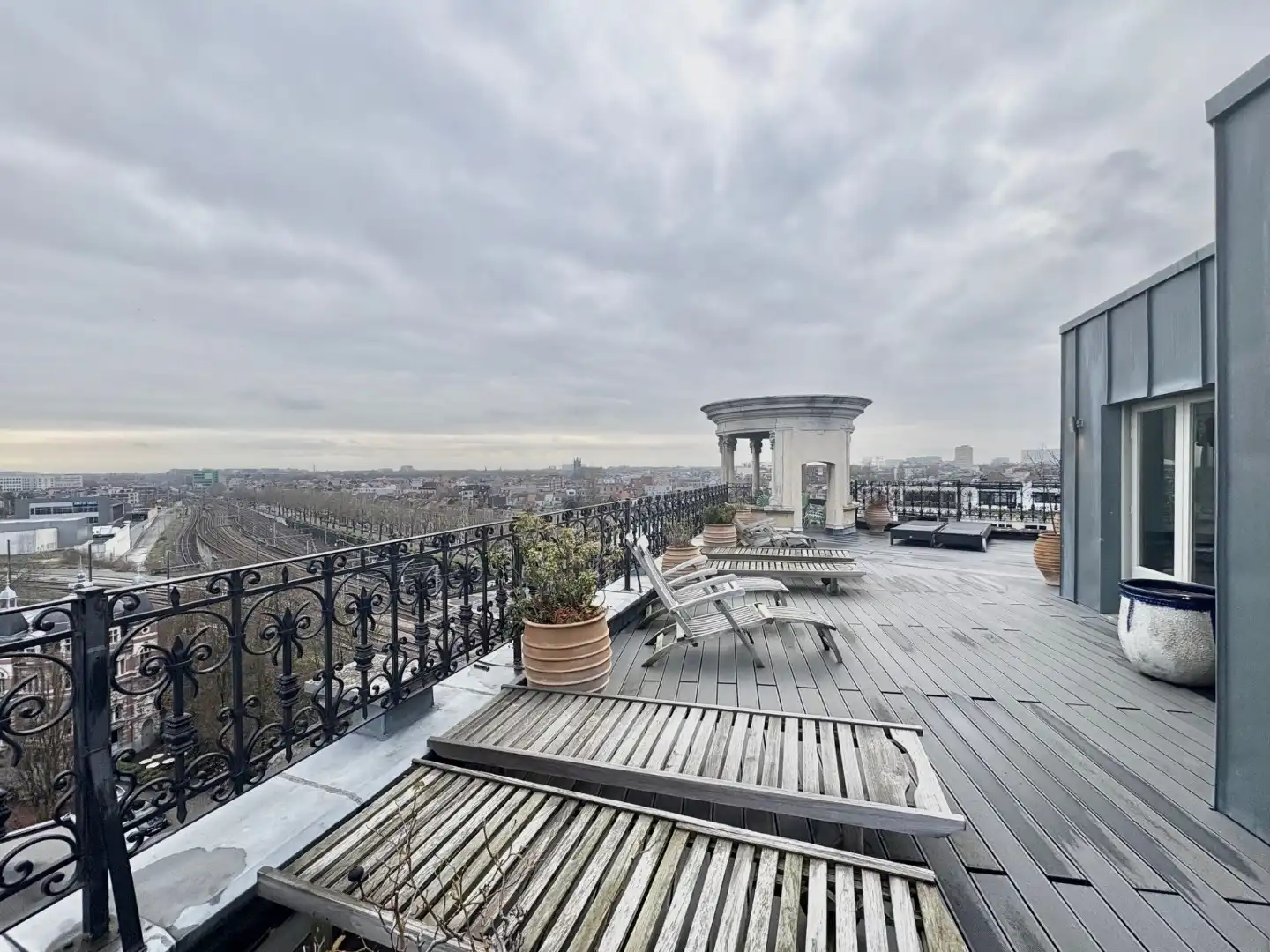 Elegante en instapklare 2-slaapkamerappartement in het groeiende Zurenborg foto 15