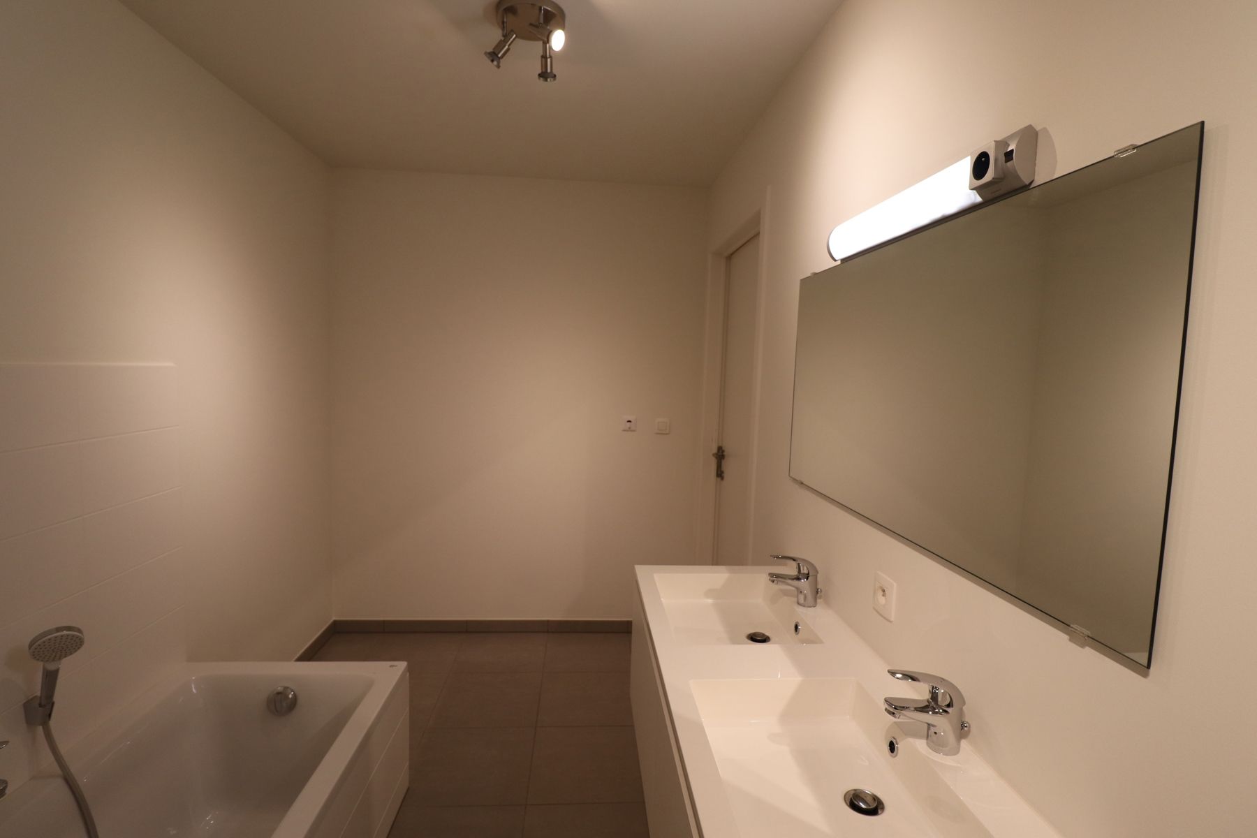 Een ruim 2-slaapkamerappartement met 2 terrassen, autostaanplaats met kelderberging. foto 15