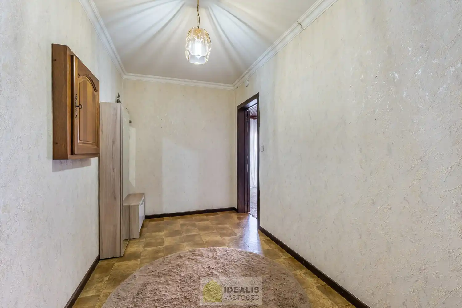 IDEALIS VASTGOED – CENTRAAL, DOCH ZEER RUSTIG GELEGEN 3-SLPKMR APPARTEMENT IN HET CENTRUM VAN HEPPEN (LEOPOLDSBURG)! – Correct onderhouden appartement van ca. 100m² op de tweede verdieping met een aangename leefruimte met aansluitend keuken, 3 slaapkamers, bergruimte en badkamer. Het appartement beschikt tevens over een privatieve kelder en aparte garagebox. Geschikt voor zij die zoeken naar betaalbaar wonen in het centrum van Heppen. foto 9