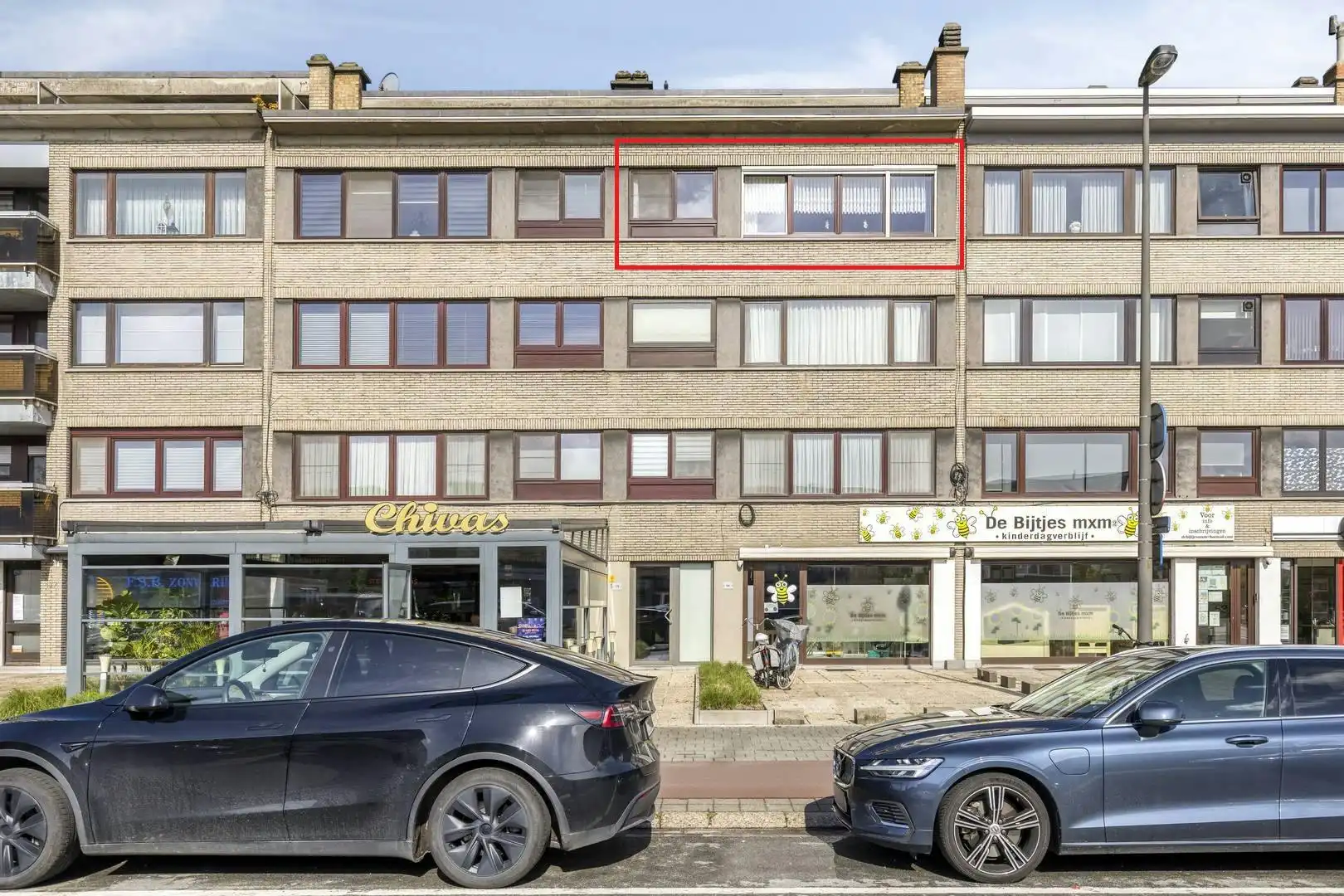 Ruim appartement met terras te koop in Merksem foto {{pictureIndex}}