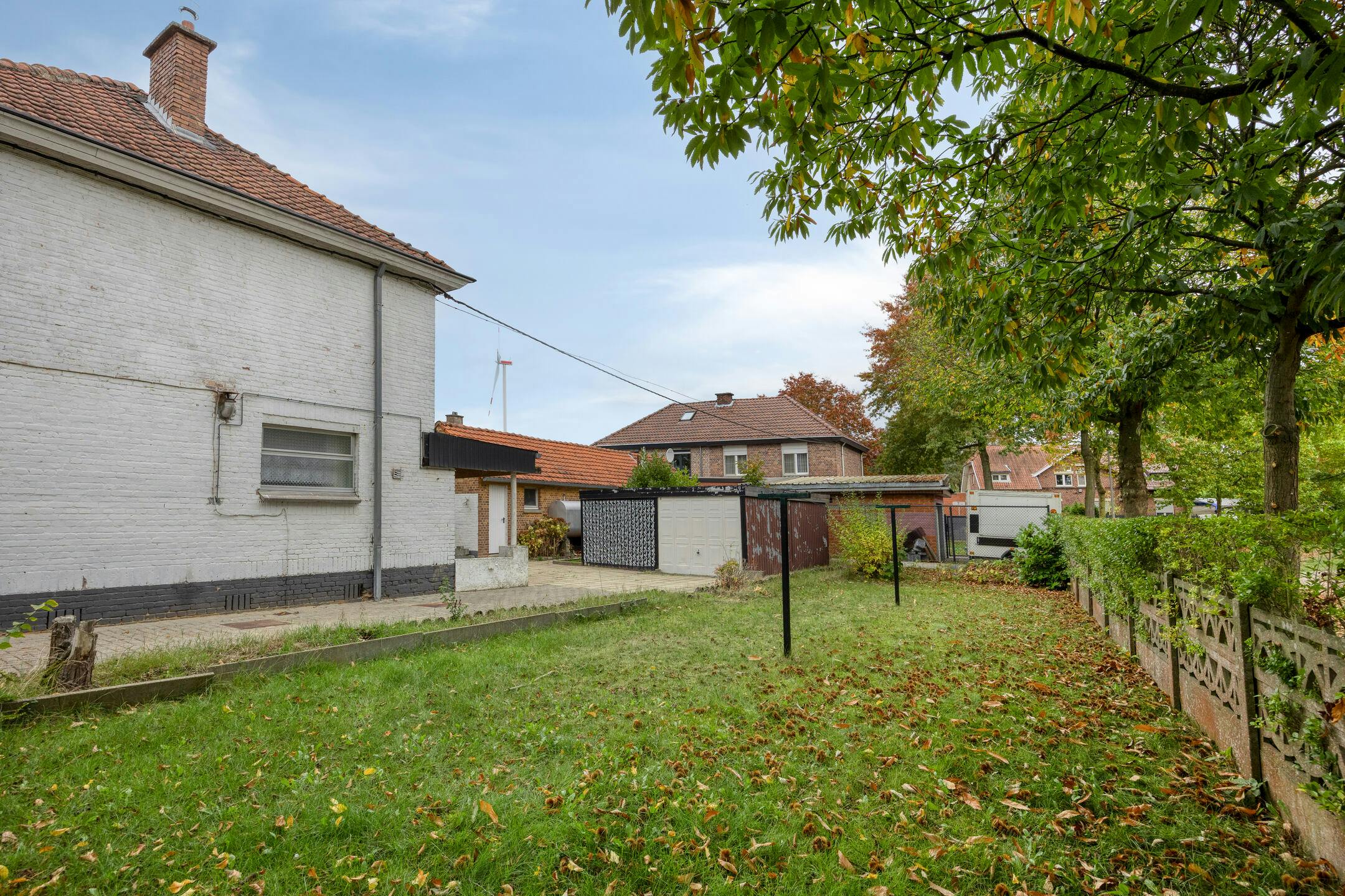 Te renoveren woning met zonnige tuin in Genk foto 25