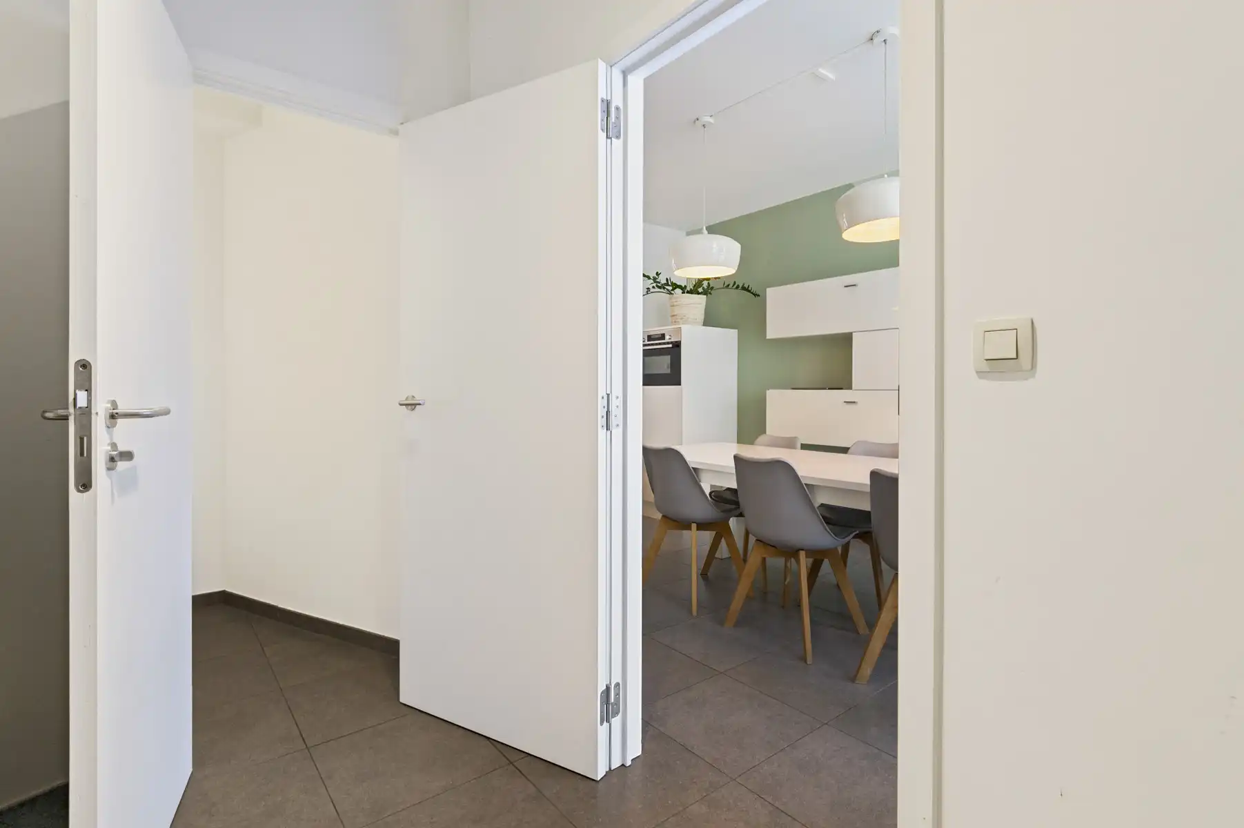 Recente woning op centrale ligging met 2 garages foto 5