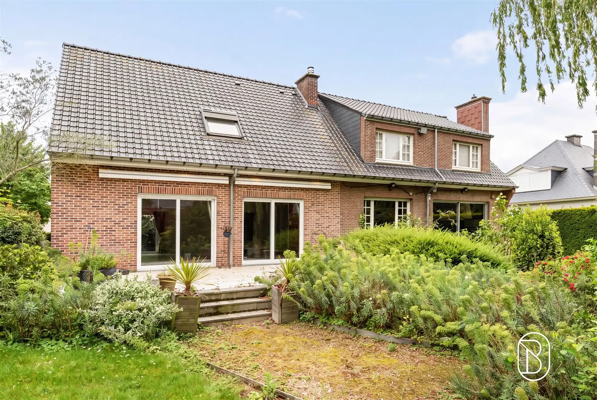 Grote degelijke villa met zonnepanelen en prachtige tuin. foto 35