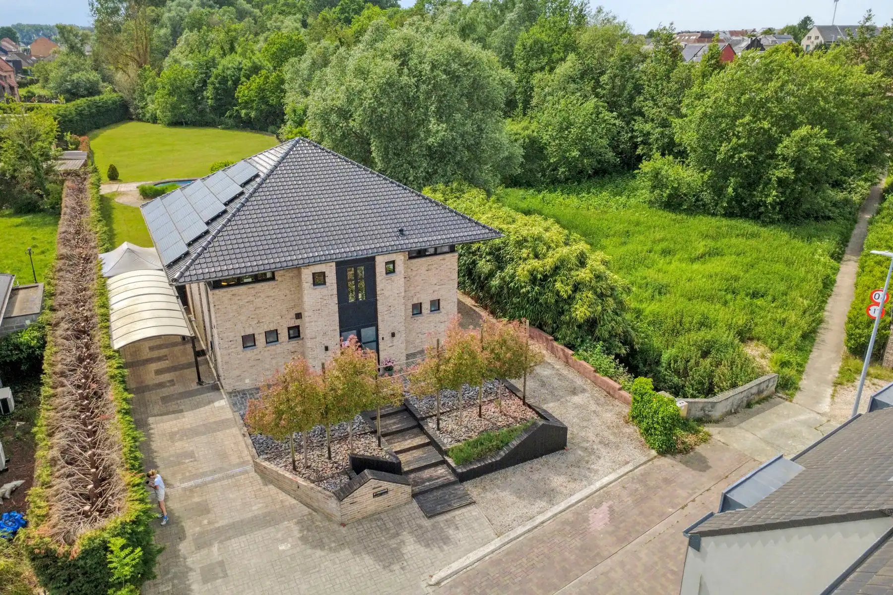 TE KOOP - Villa met 5 slaapkamers en 2 badkamers uit 2001 foto 2