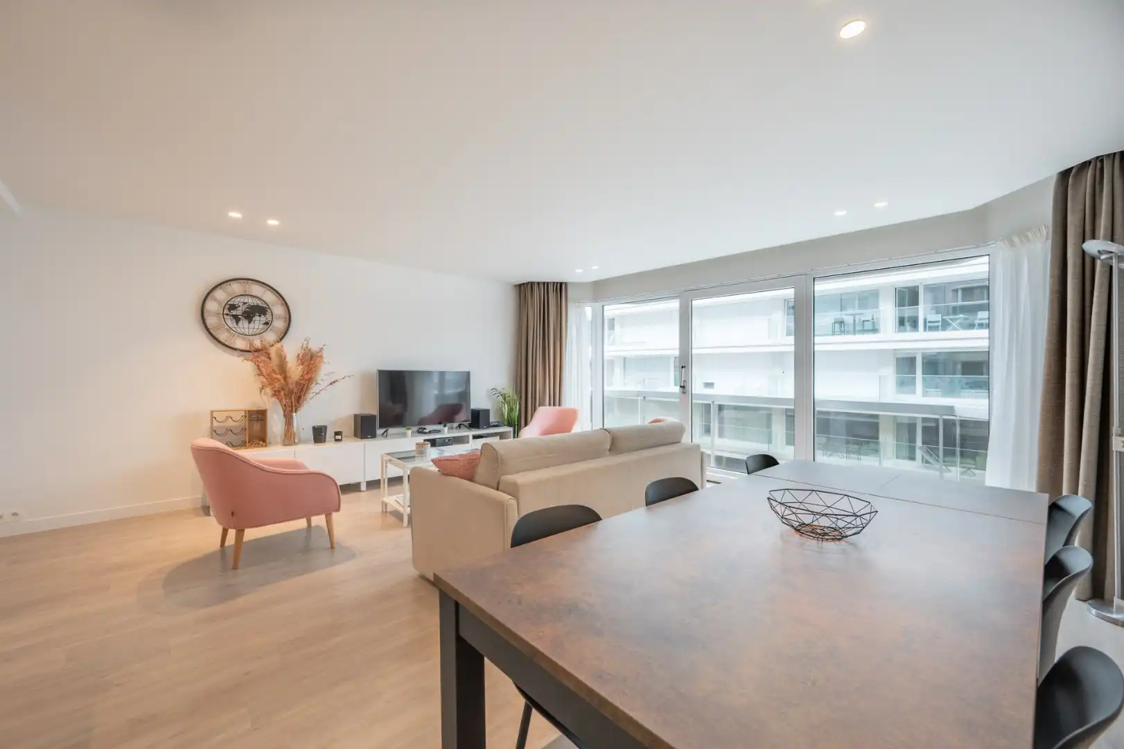 Instapklaar 3-slaapkamerappartement met zijdelings zeezicht foto 3