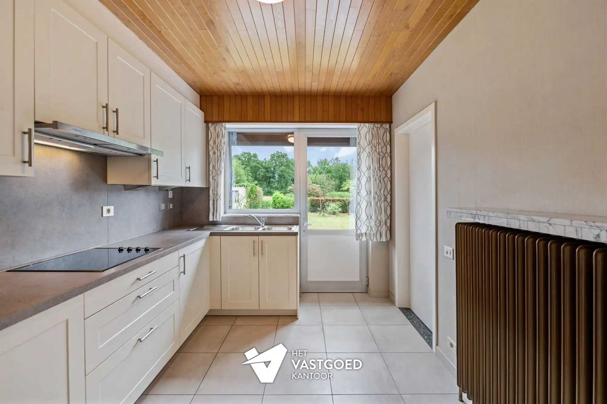 INSTAPKLARE, GELIIJKVLOERSE WONING OP TOP-LIGGING TEGEN NATUURGEBIED IN DOODLOPENDE STRAAT foto 9