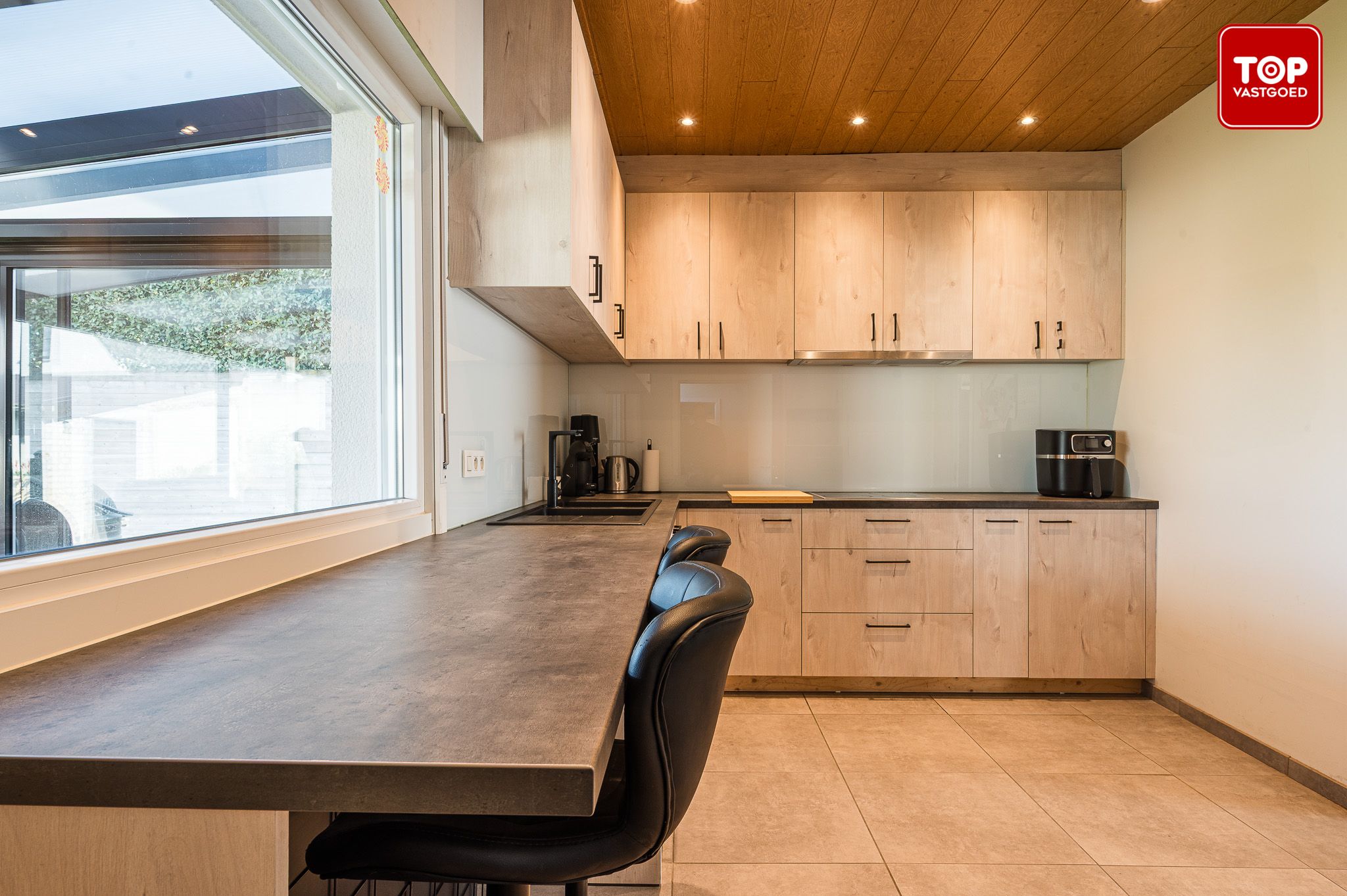 instapklare woning met zicht op uitgestrekte velden foto 8