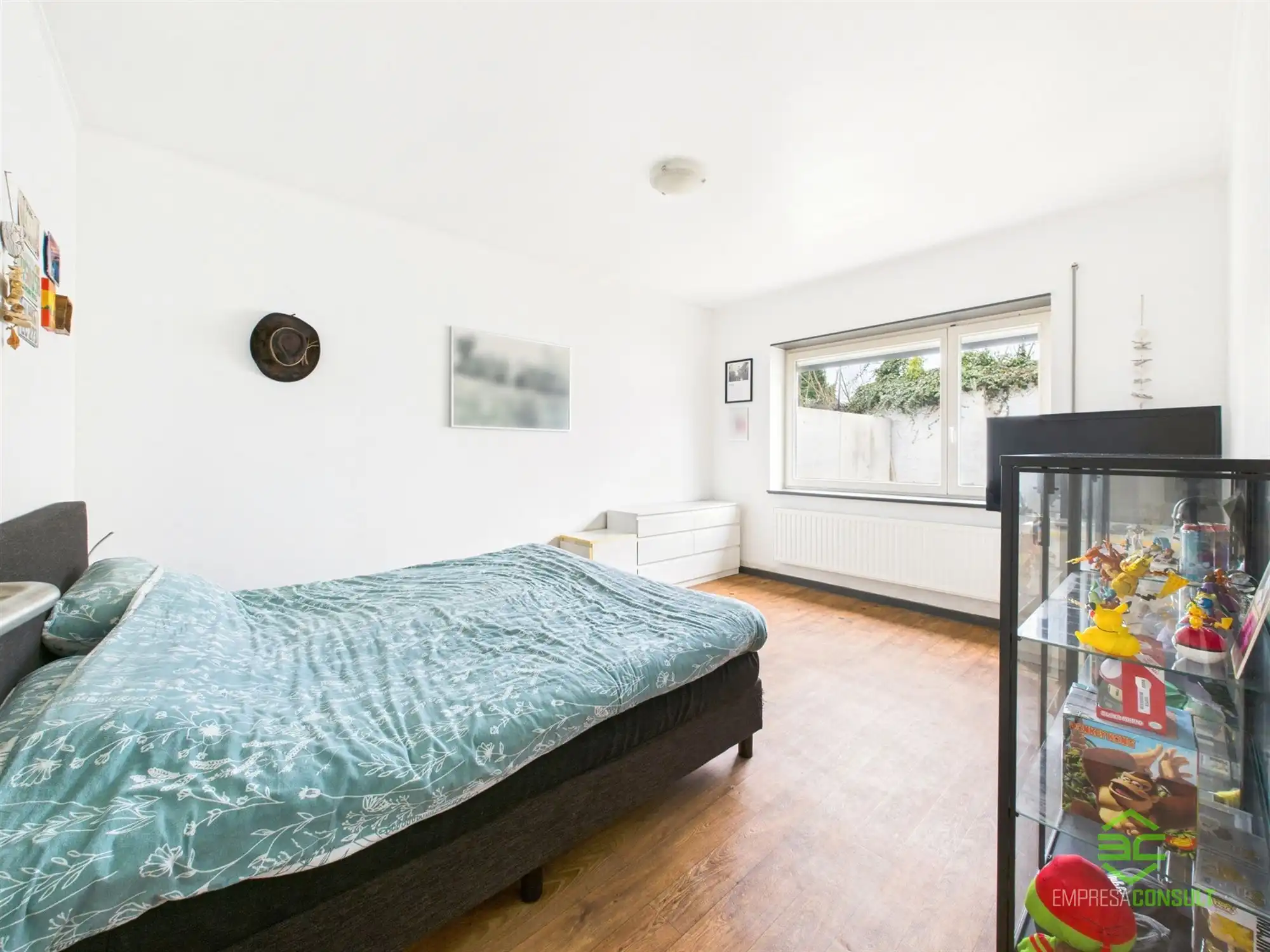 Instapklare gezinswoning met 6slpk en grote aparte garage! foto 11