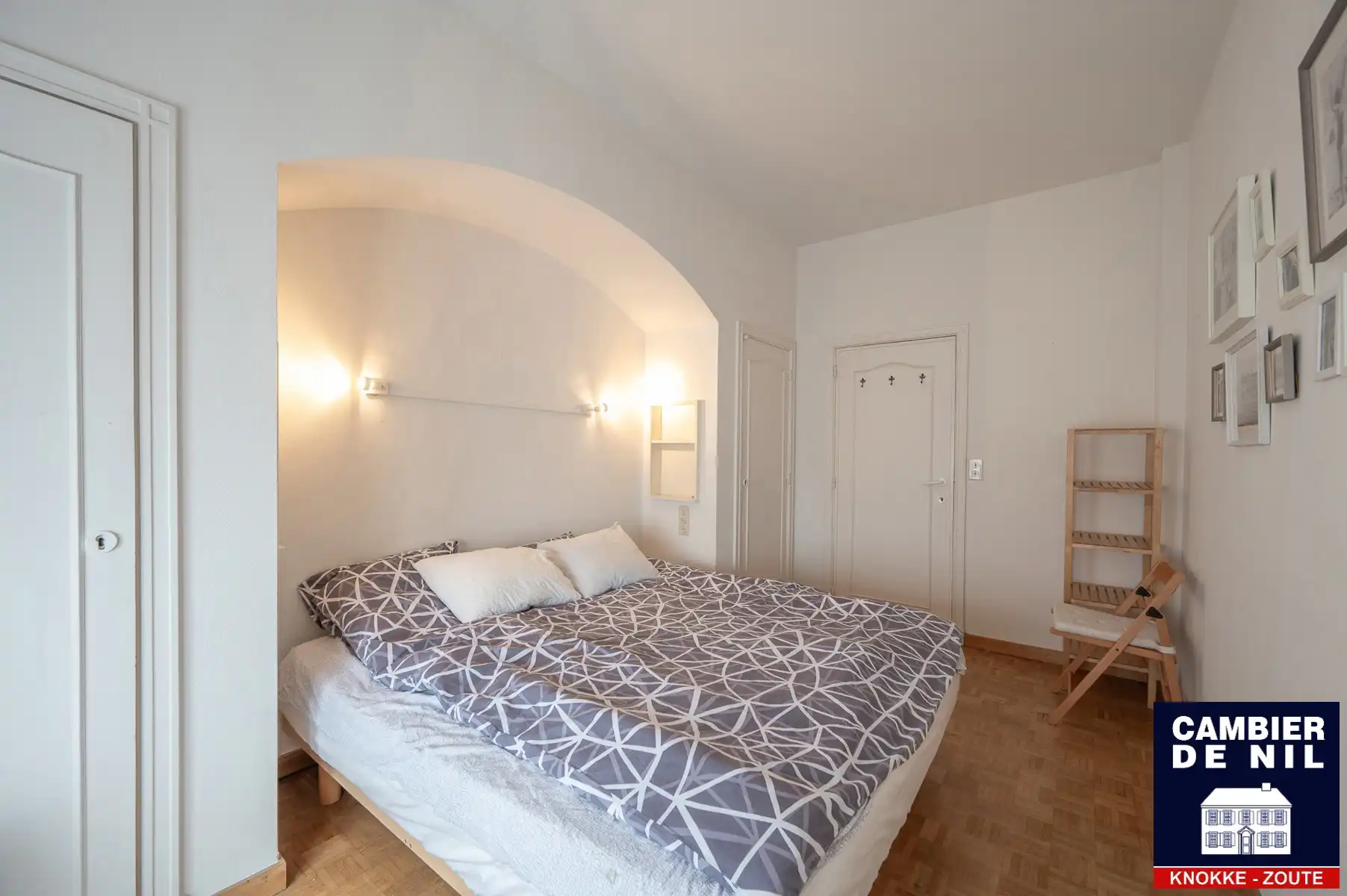 Mooi ongemeubeld appartement met frontaal zeezicht  foto 11