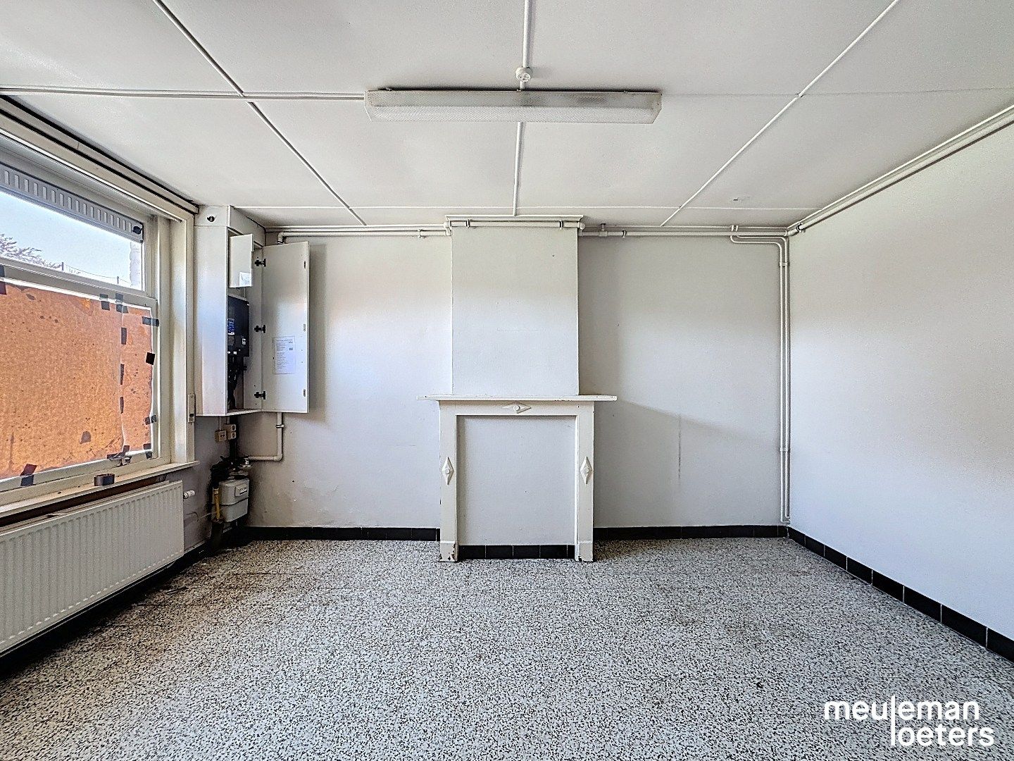 Te renoveren halfopen woning met garage foto 9