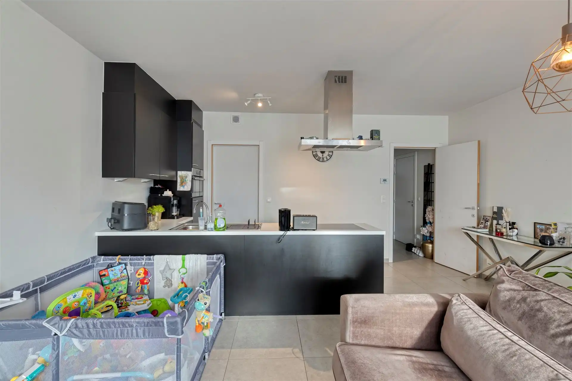 Instapklaar, energiezuinig 2 slaapkamer appartement (83m²) met terras, gem. tuin en autostaanplaats. foto 13