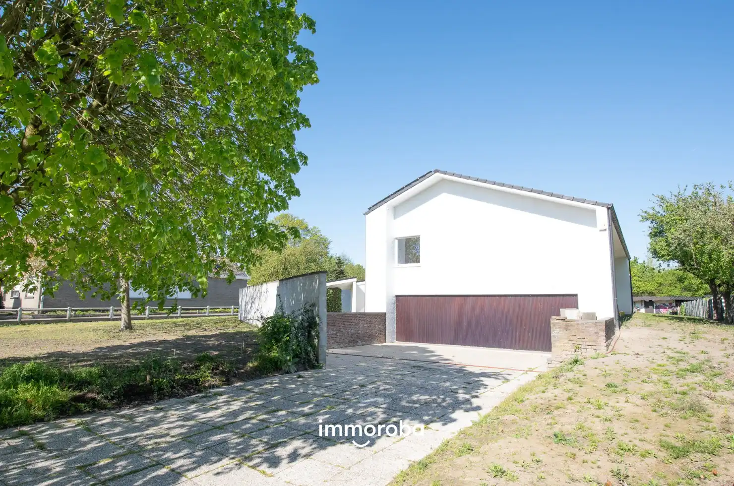 TE KOOP: Ruime architectenwoning in residentiële wijk 'De Piste'. Rustig, groen en zeer bereikbaar op een perceel van maar liefst 1800m²!  foto {{pictureIndex}}