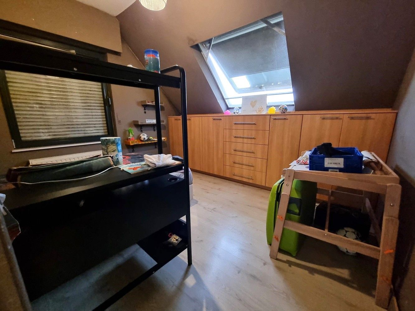 Vrijstaande woning gelegen in een zeer rustige straat, 4 slaapkamers en leuke tuin foto 10