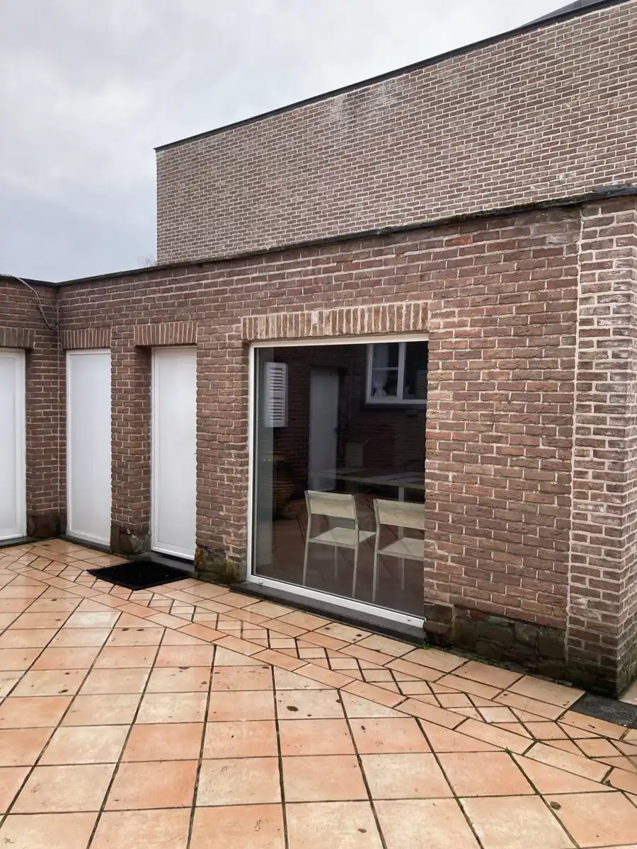 multifunctionele bedrijfsgebouw in perfecte staat met laad en loskaaien vooraan het gebouw. foto 2