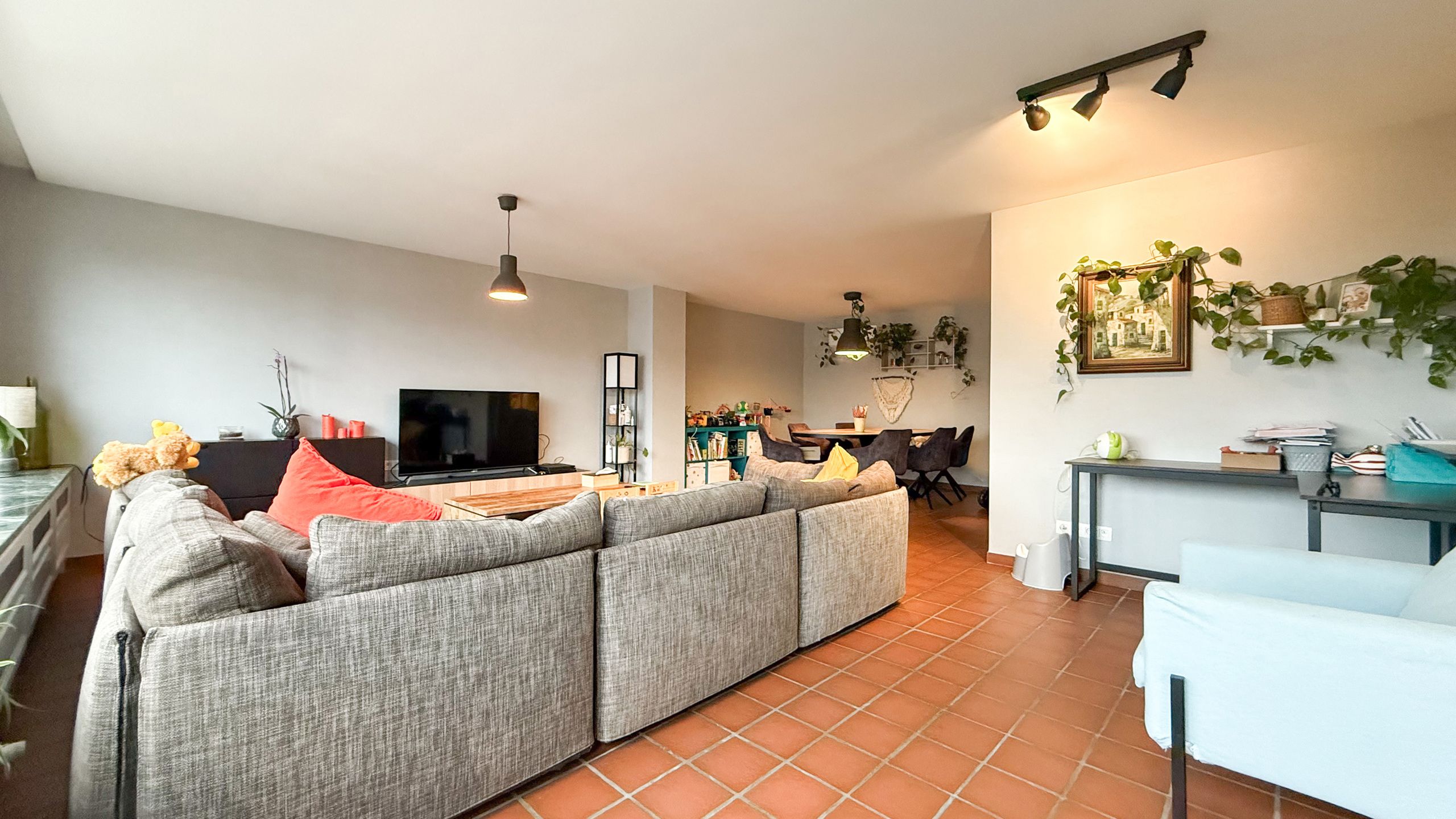 Uitzonderlijk ruim appartement met 3 slpks en garage! foto {{pictureIndex}}