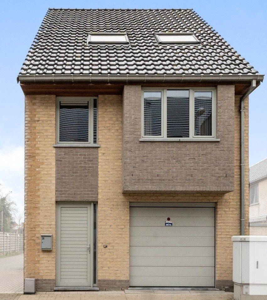 Recente bel etage woning met garage en bijkomende standplaats te Koekelare  foto {{pictureIndex}}