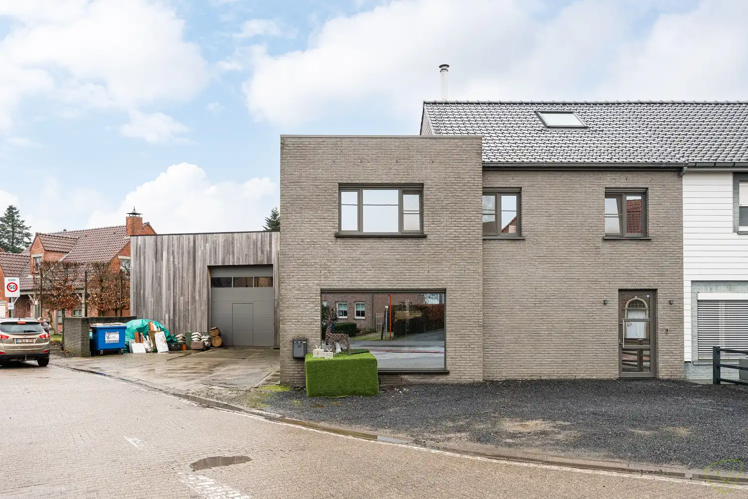 Ruime woning langsheen de Nekke te Zomergem. foto {{pictureIndex}}