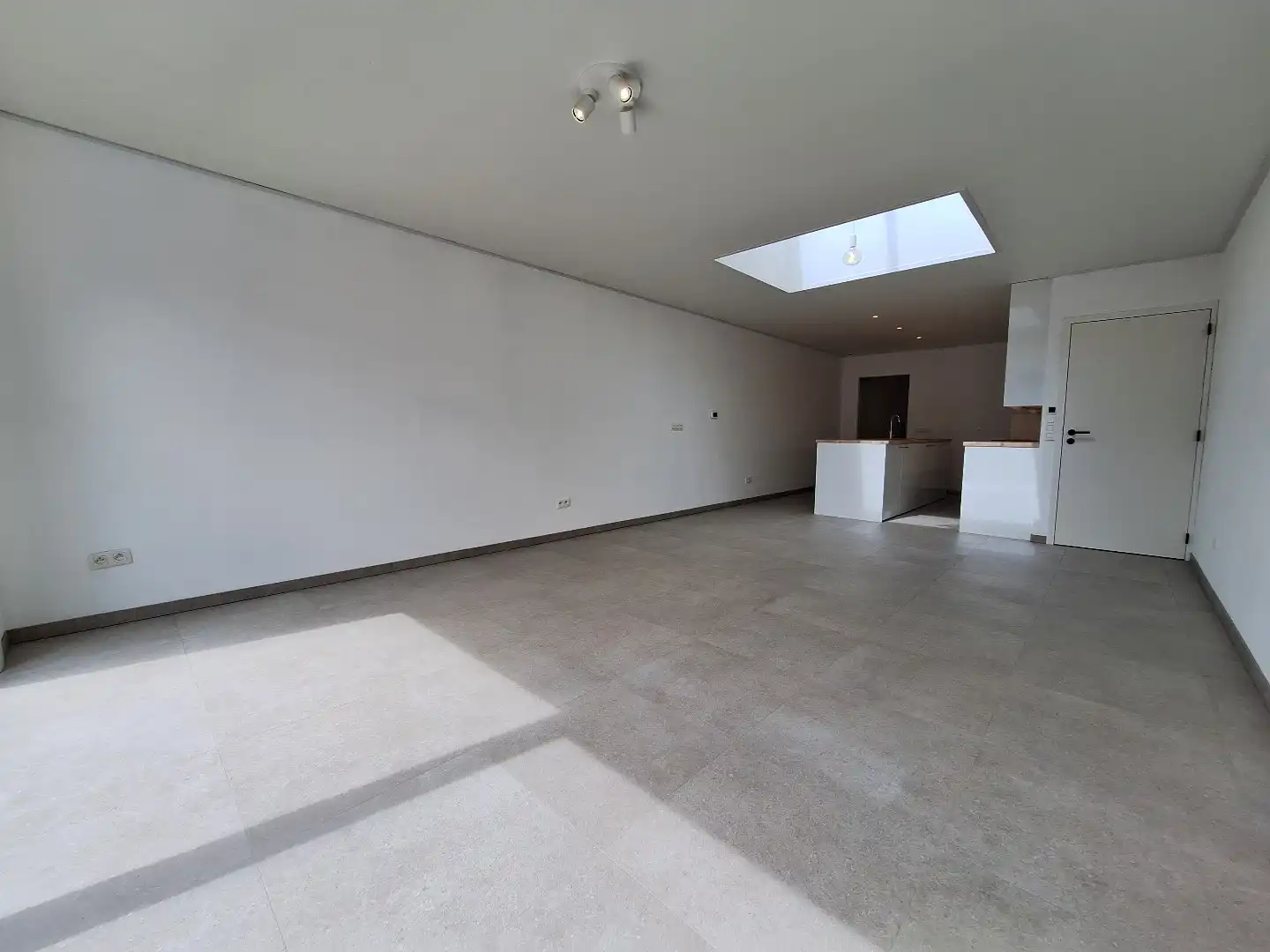 Gerenoveerde woning met 3 slaapkamers, diepe tuin en private parkeerplaats foto 4