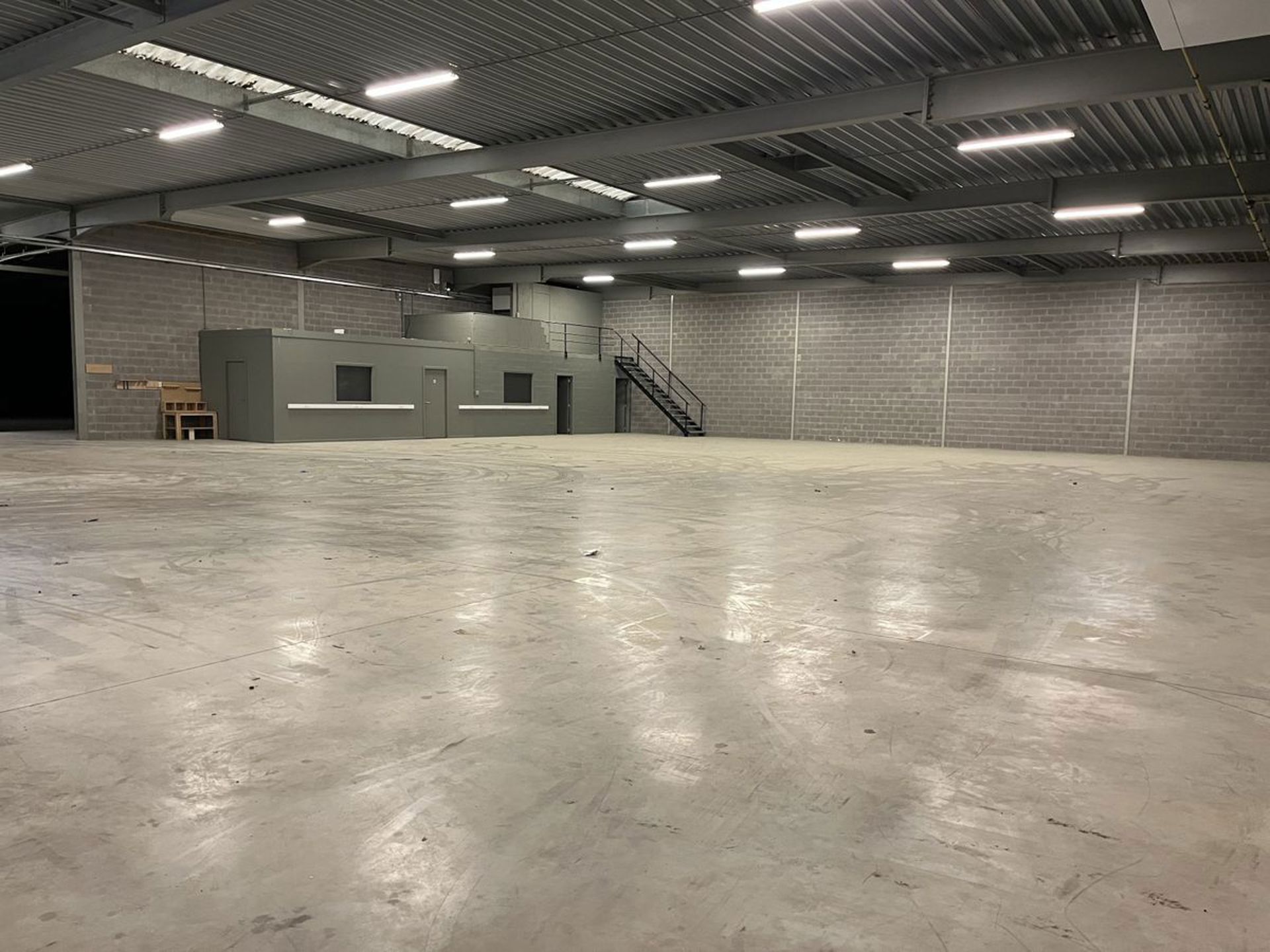 CENTRAAL GELEGEN MAGAZIJN VAN 1500M² foto 3