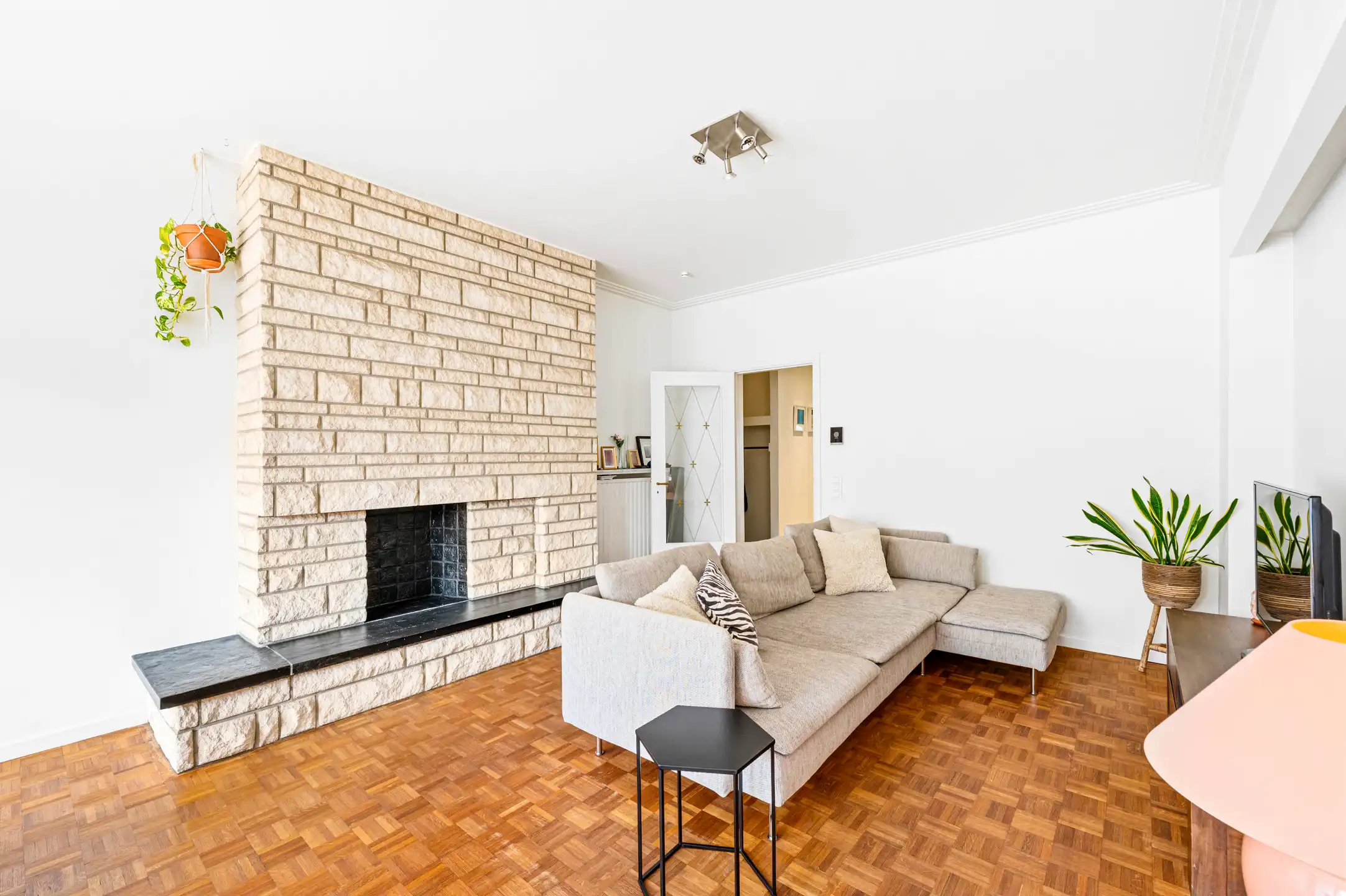 Charmant en lichtrijk appartement met terras in topbuurt foto 6