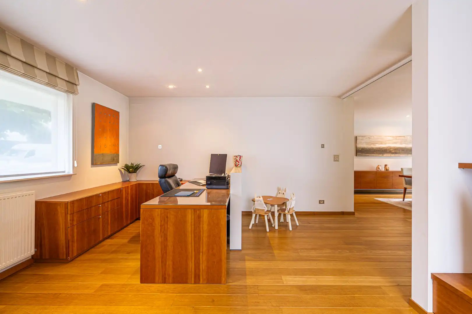 Ruime, instapklare villa met 4 slaapkamers, dubbele garage, burearuimte en aangelegde tuin op ideale ligging in Menen.  foto 6
